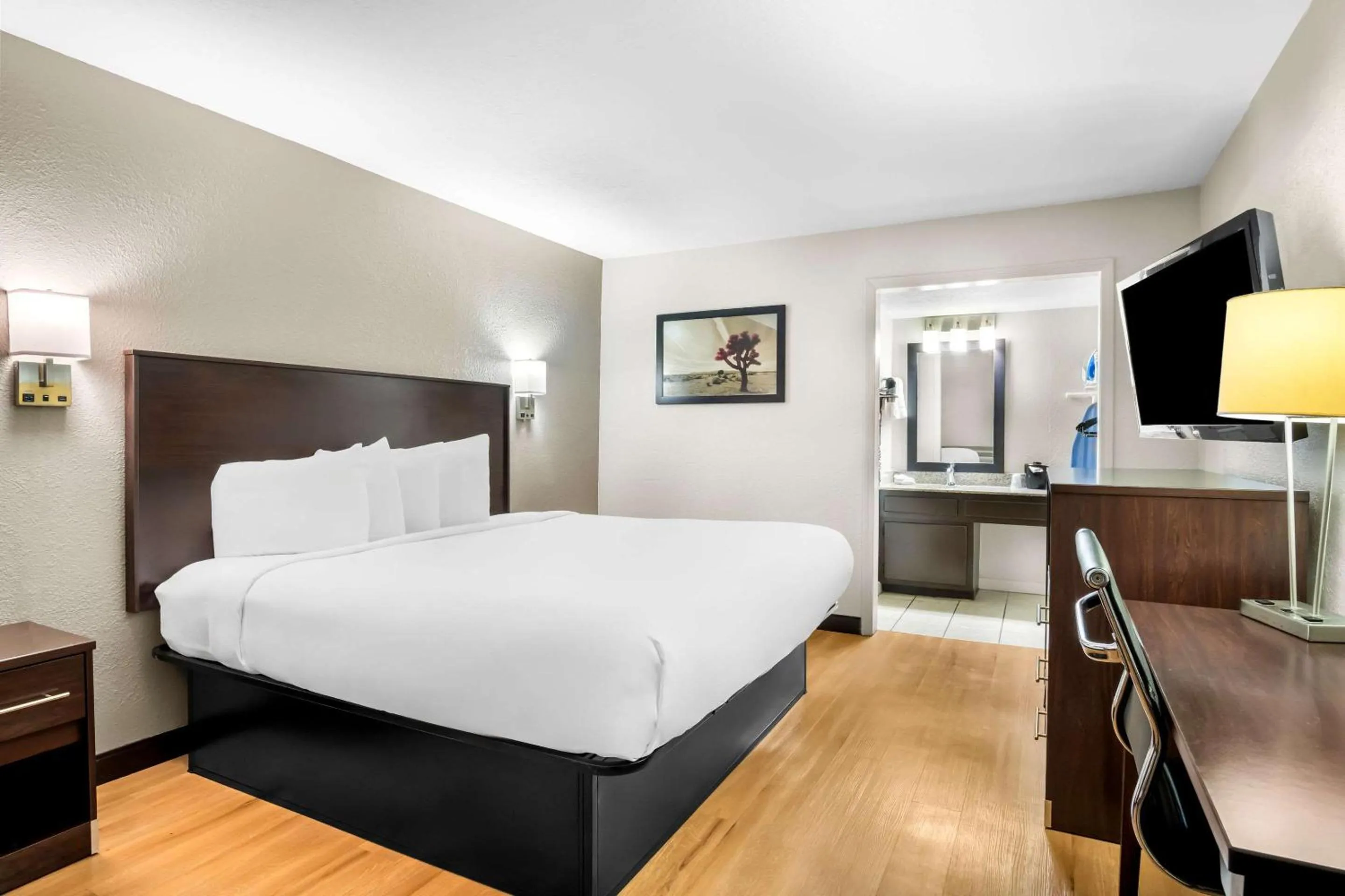 Bedroom, Bed in Rodeway Inn Waco Downtown near University