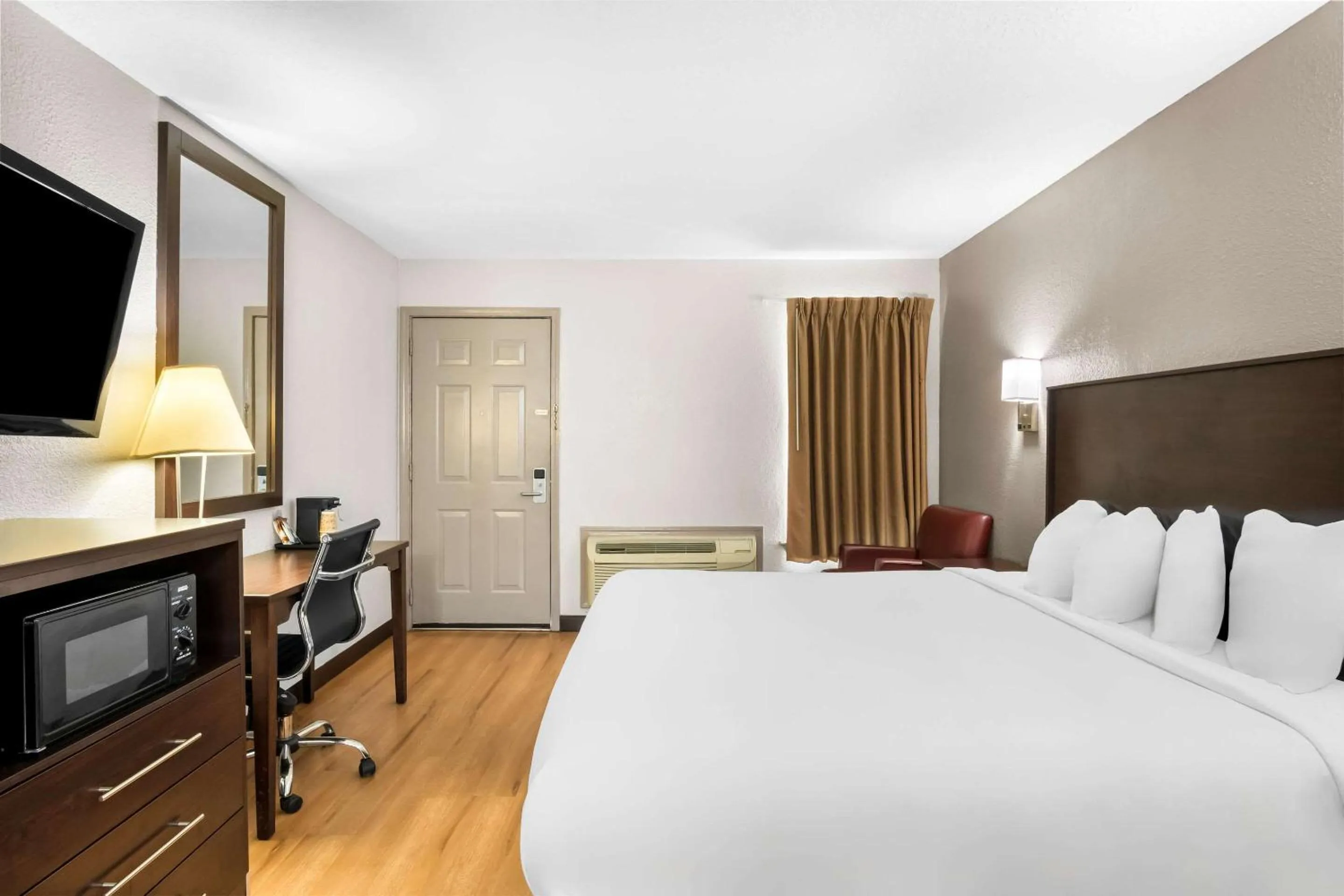 Bedroom, Bed in Rodeway Inn Waco Downtown near University