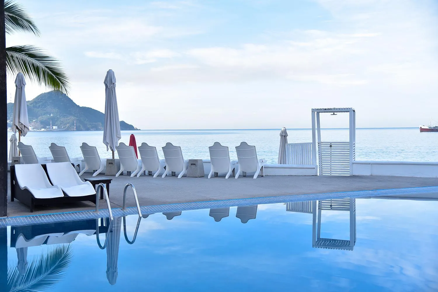 Swimming Pool in Best Western Plus Luna del Mar