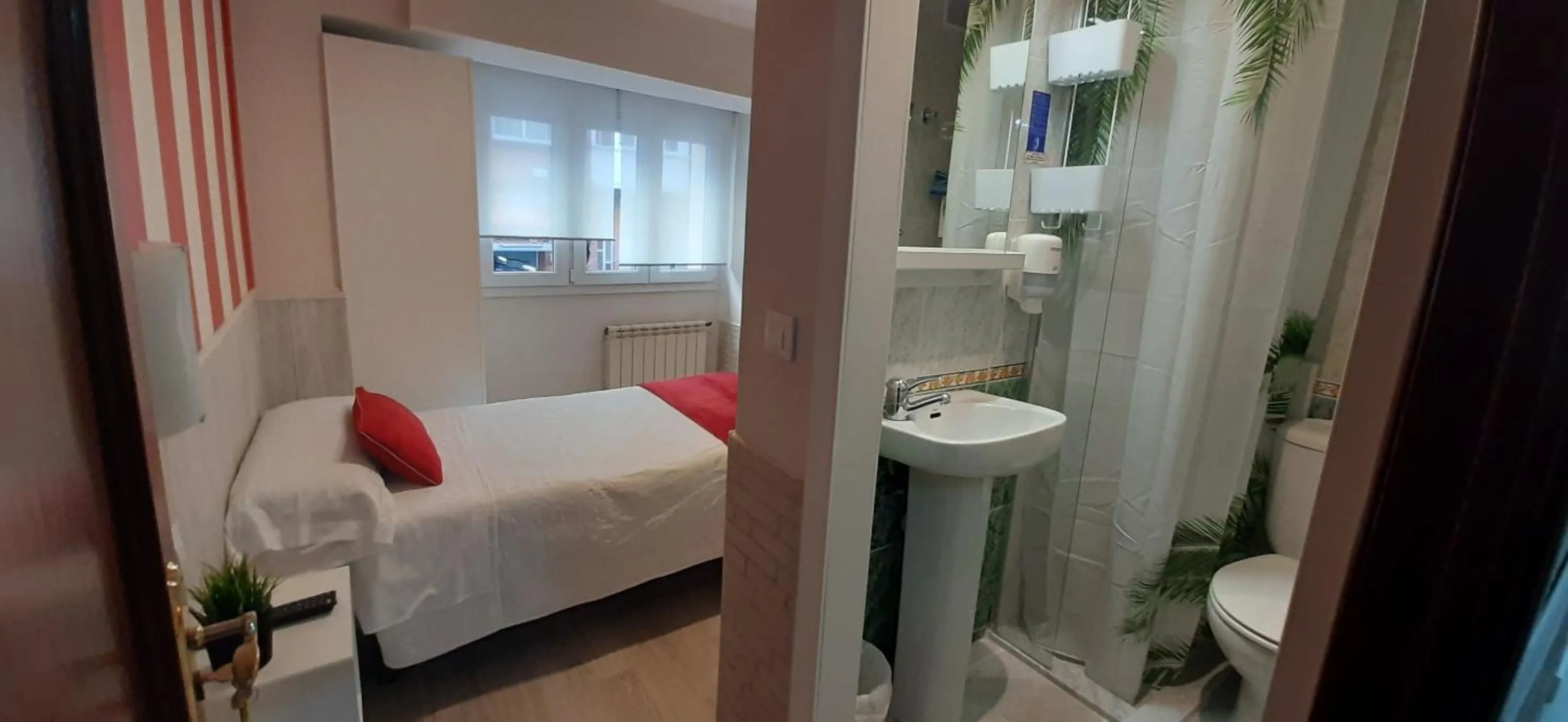 Bathroom, Bed in Hostal Verdemar
