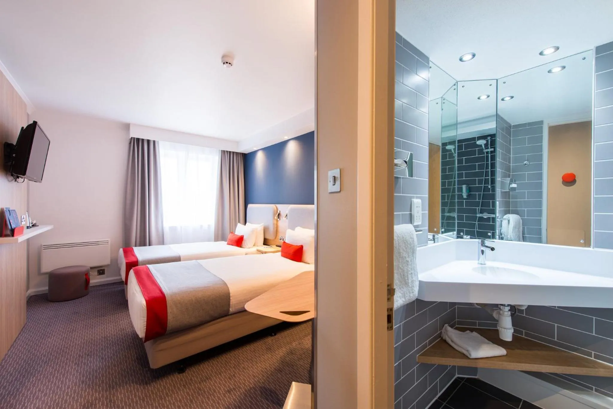 Photo of the whole room, Bed in Holiday Inn Express Strathclyde Park M74, Jct 5 by IHG