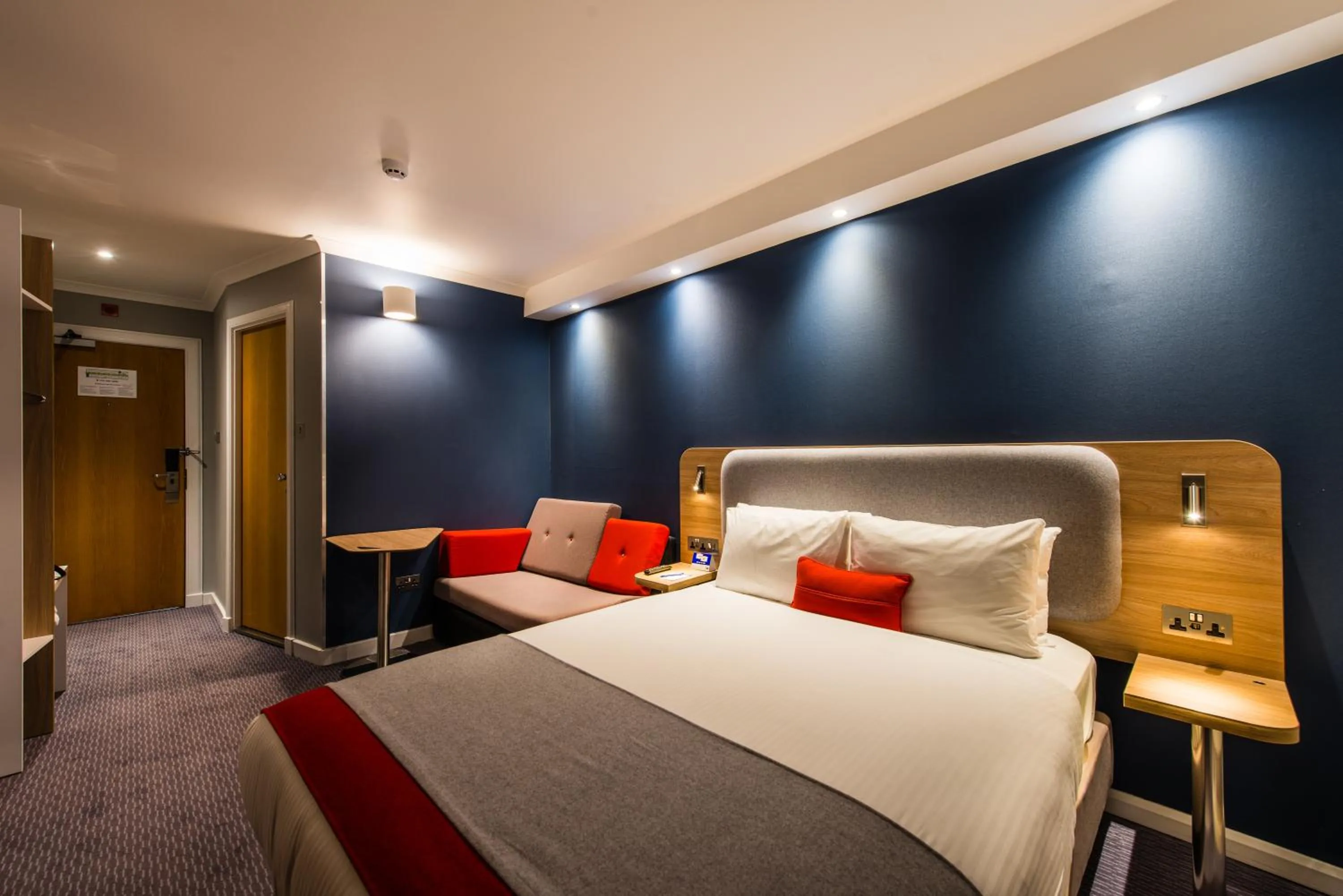 Photo of the whole room, Bed in Holiday Inn Express Strathclyde Park M74, Jct 5 by IHG