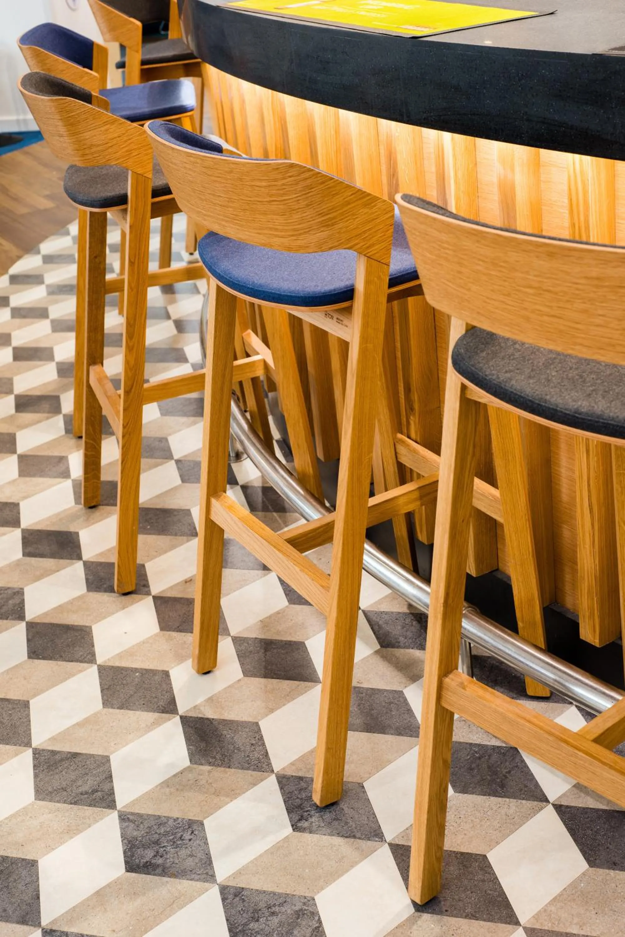 Lounge or bar in Holiday Inn Express Strathclyde Park M74, Jct 5 by IHG