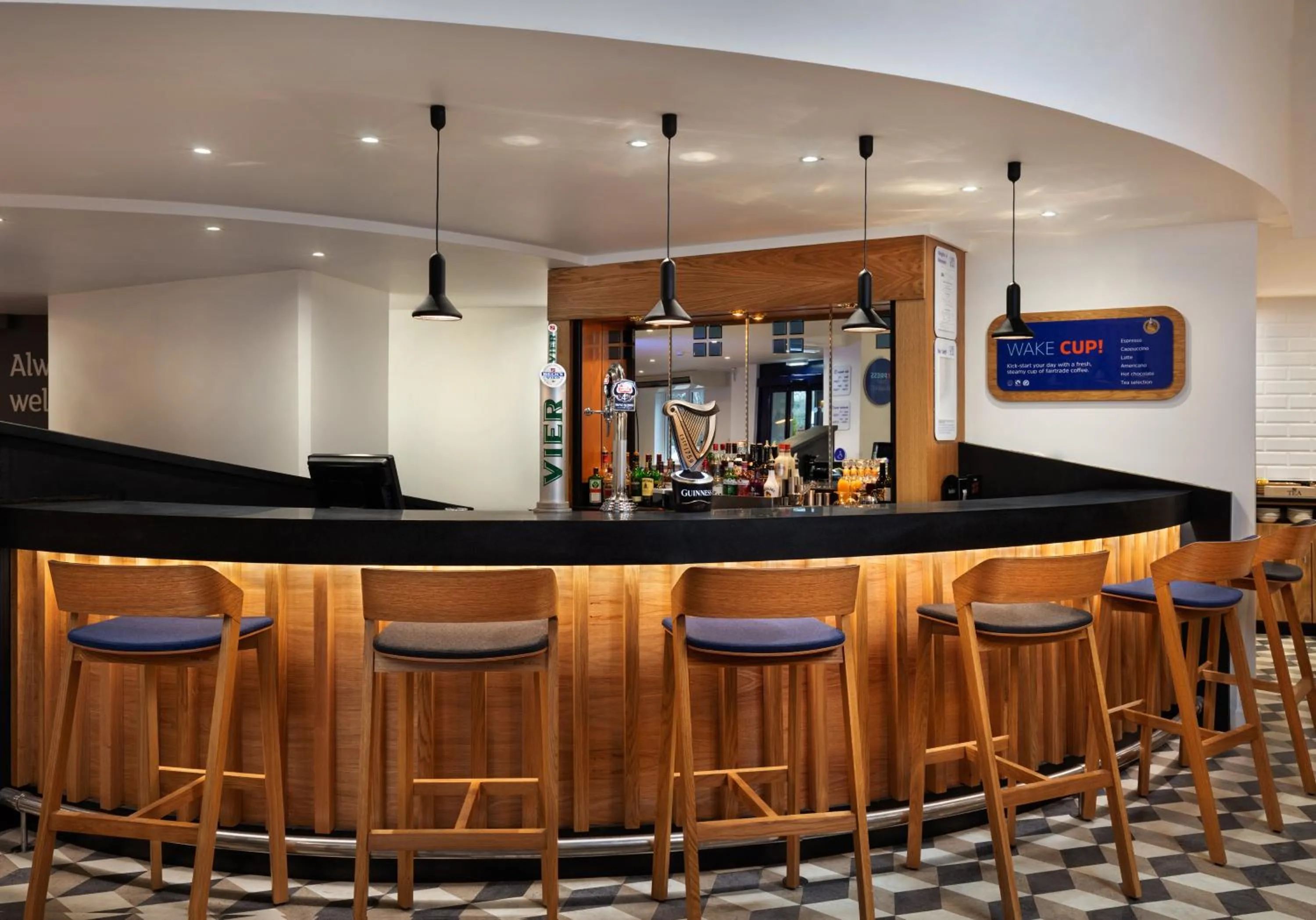 Lounge or bar in Holiday Inn Express Strathclyde Park M74, Jct 5 by IHG