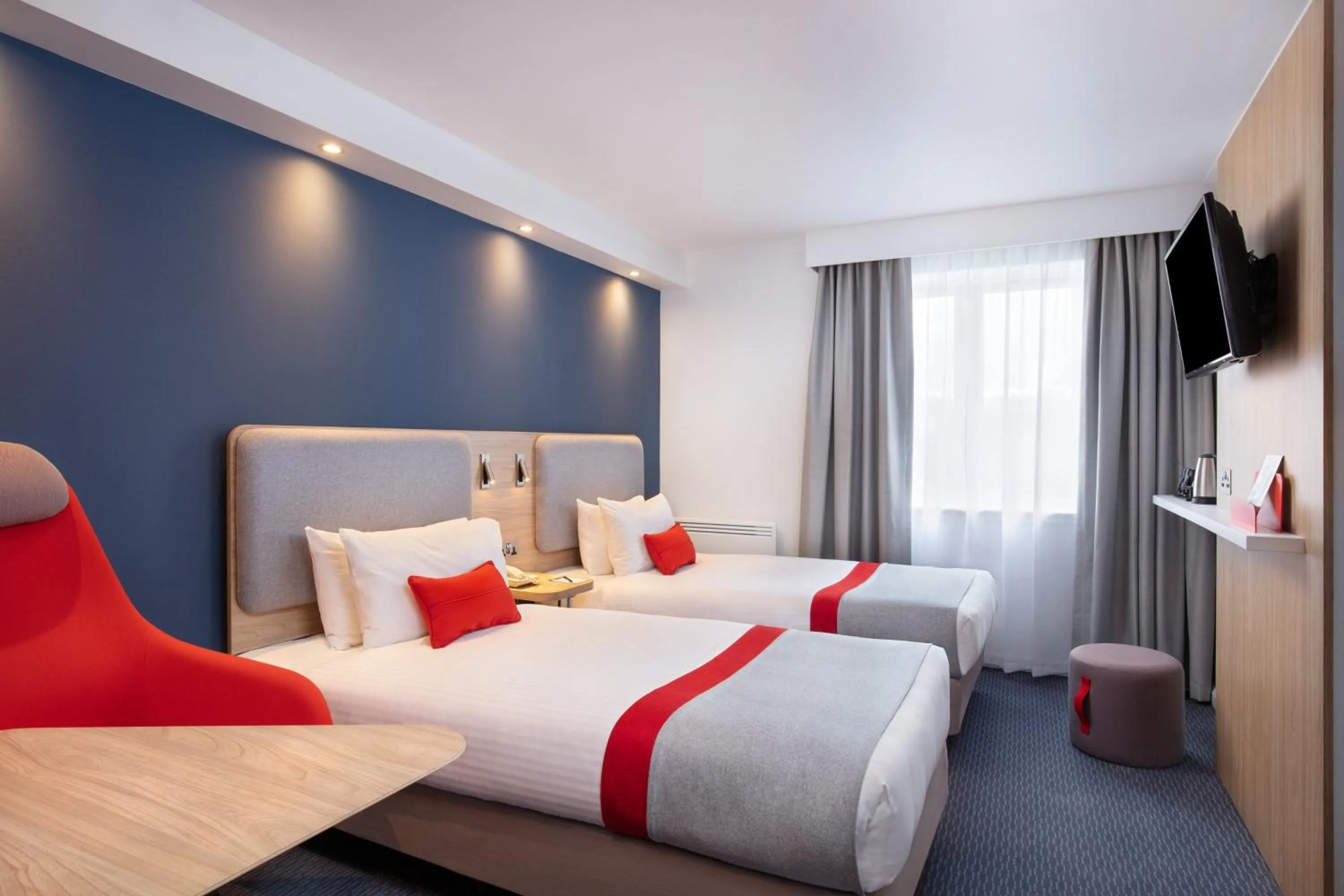 Photo of the whole room, Bed in Holiday Inn Express Strathclyde Park M74, Jct 5 by IHG