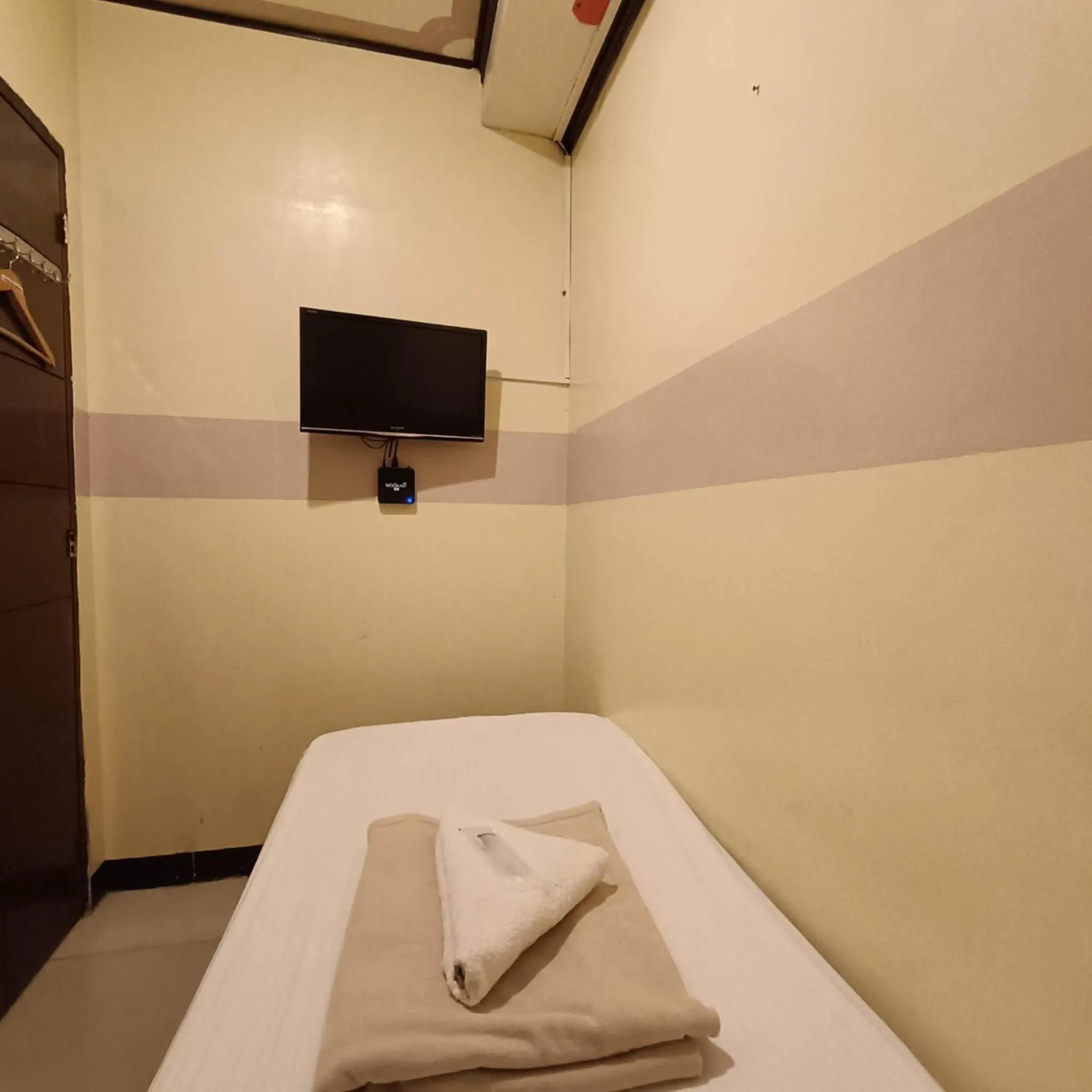 Bed in Amax Inn Makati