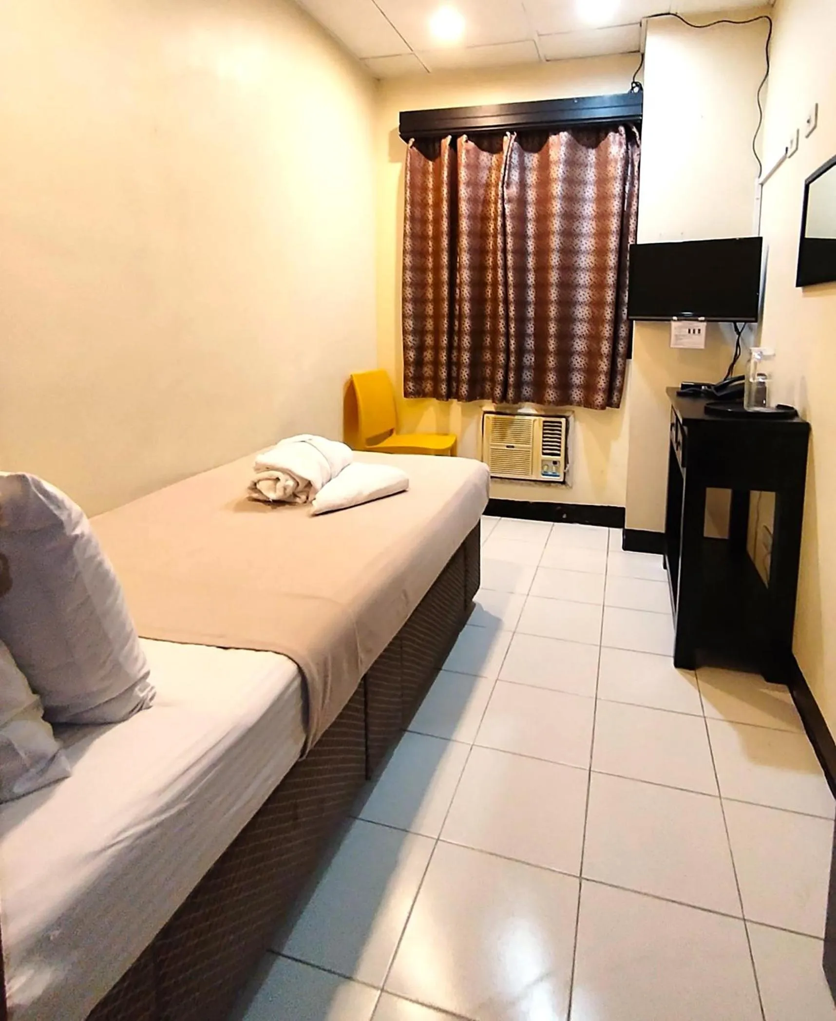 Bed in Amax Inn Makati