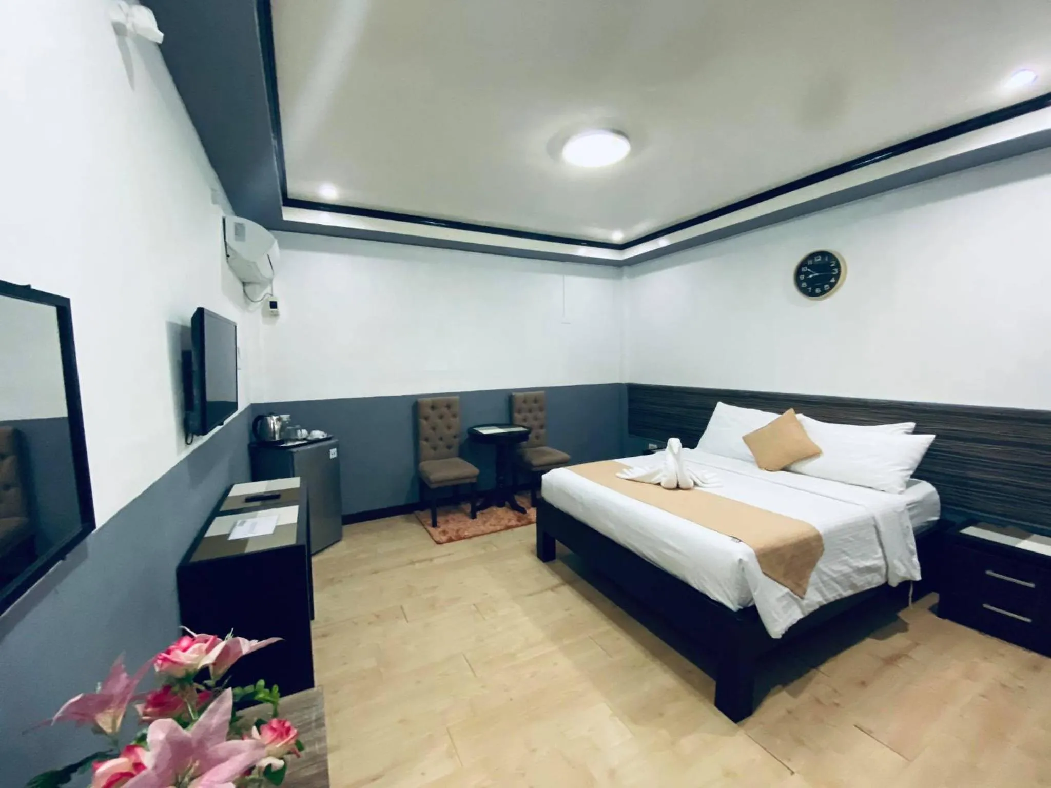 Bed in Amax Inn Makati