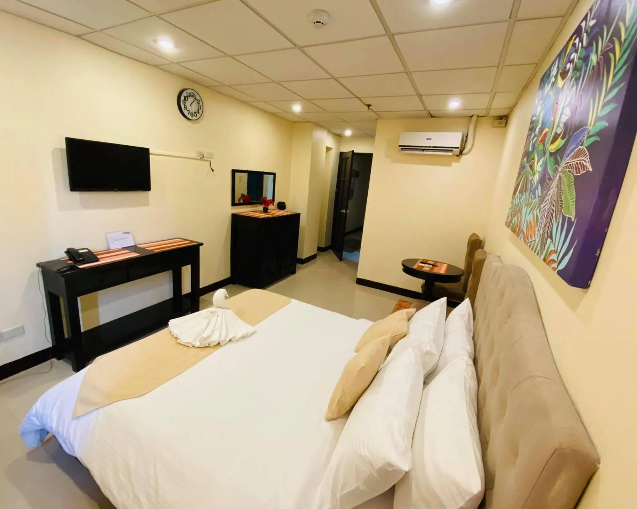 Bed in Amax Inn Makati