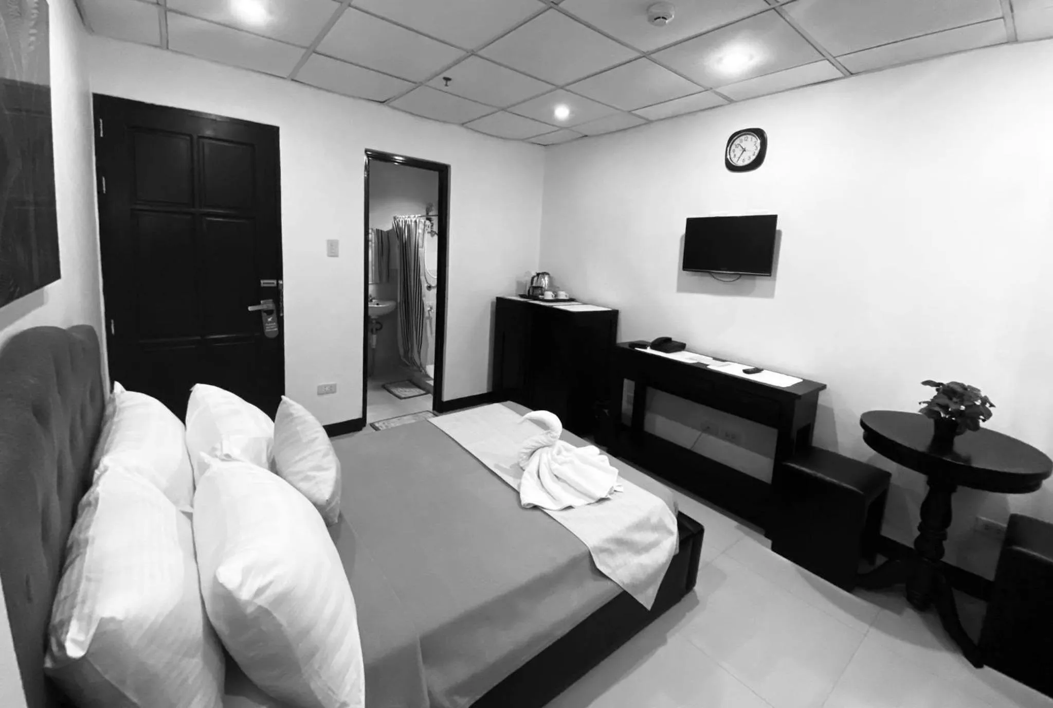 Bed in Amax Inn Makati