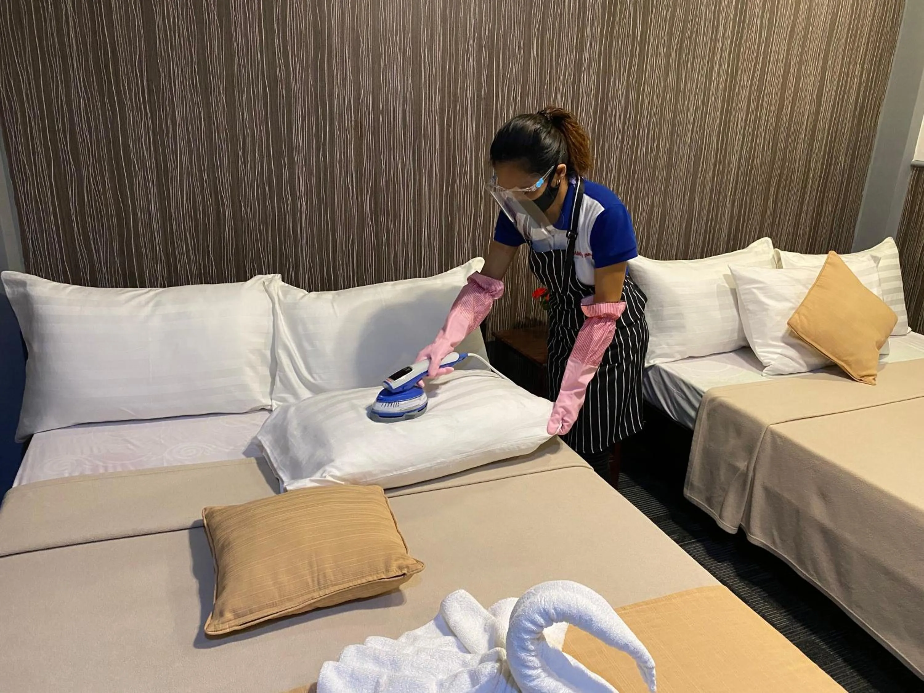 Bed in Amax Inn Makati