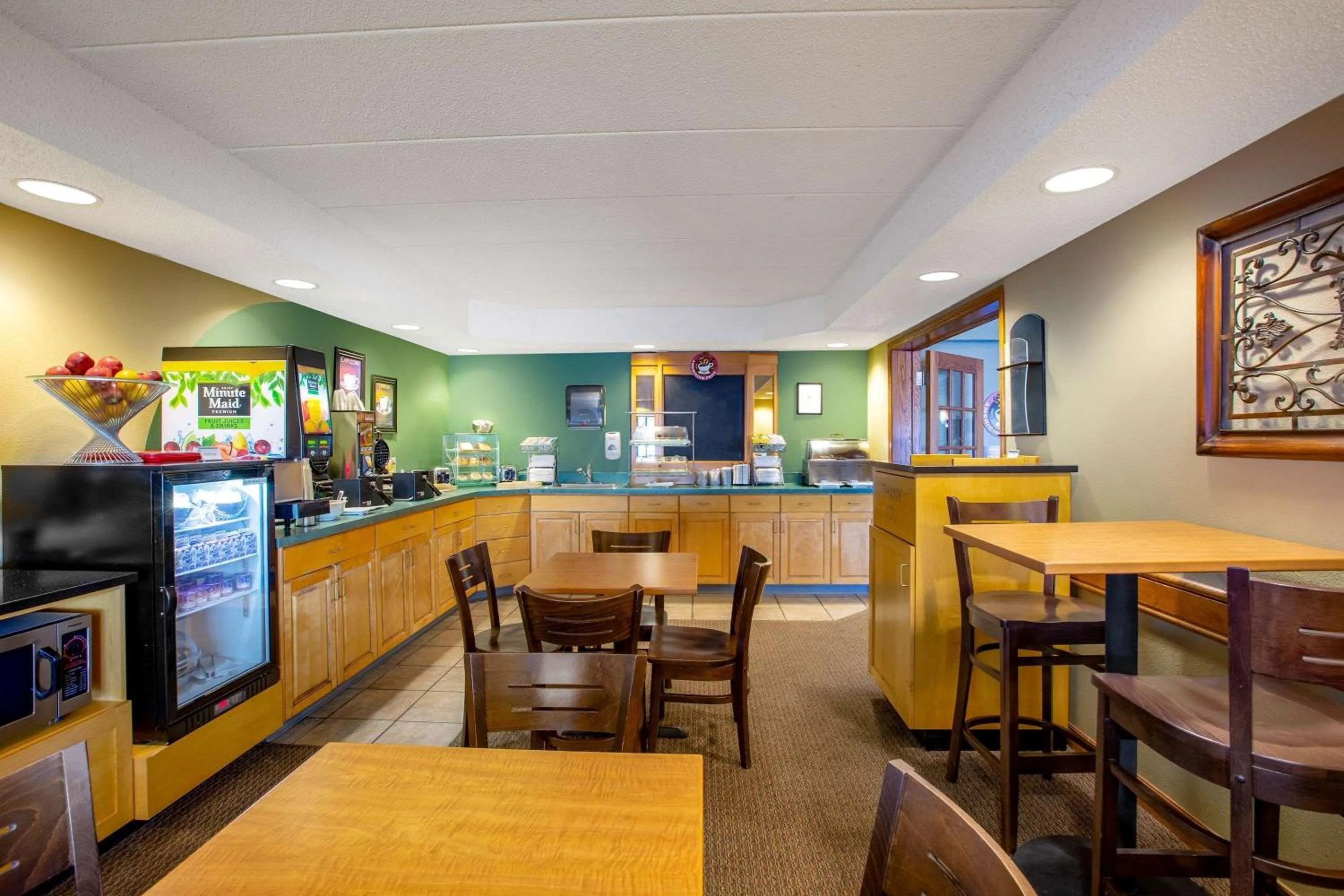 Restaurant/places to eat in AmericInn by Wyndham Kearney