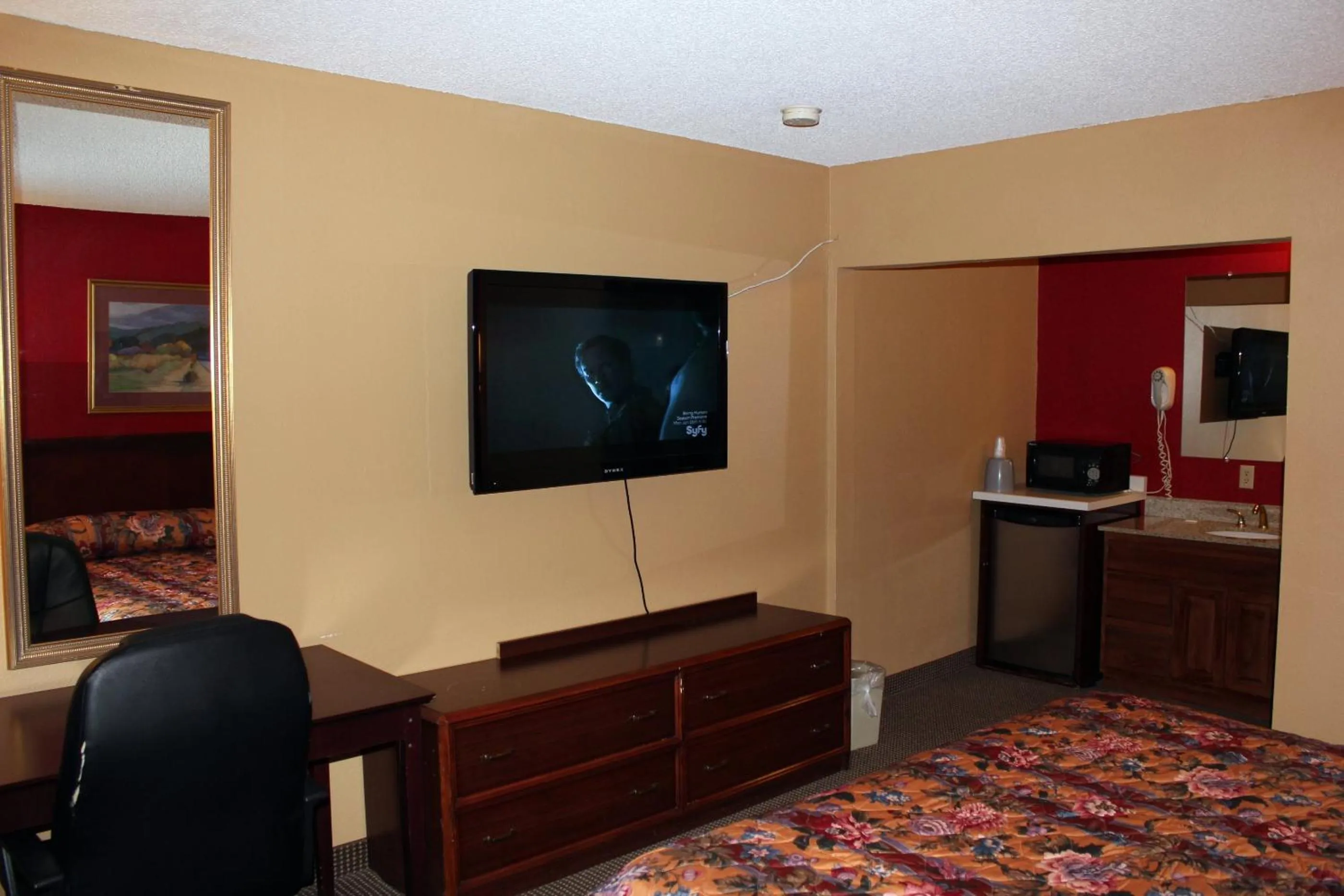 TV/Entertainment Center in Valustay Inn Shakopee