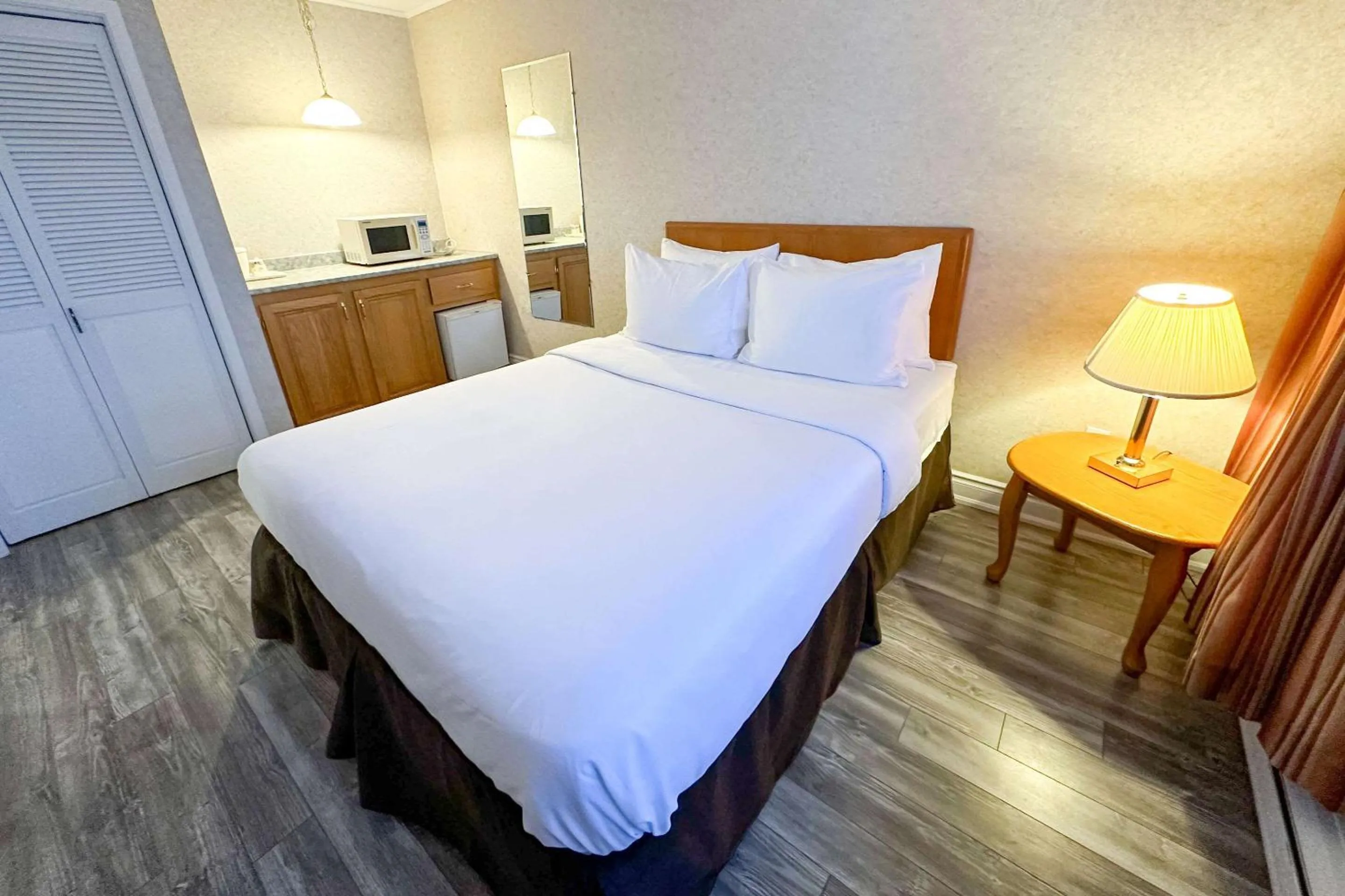 Bedroom in Canadas Best Value Inn & Suites Woodstock