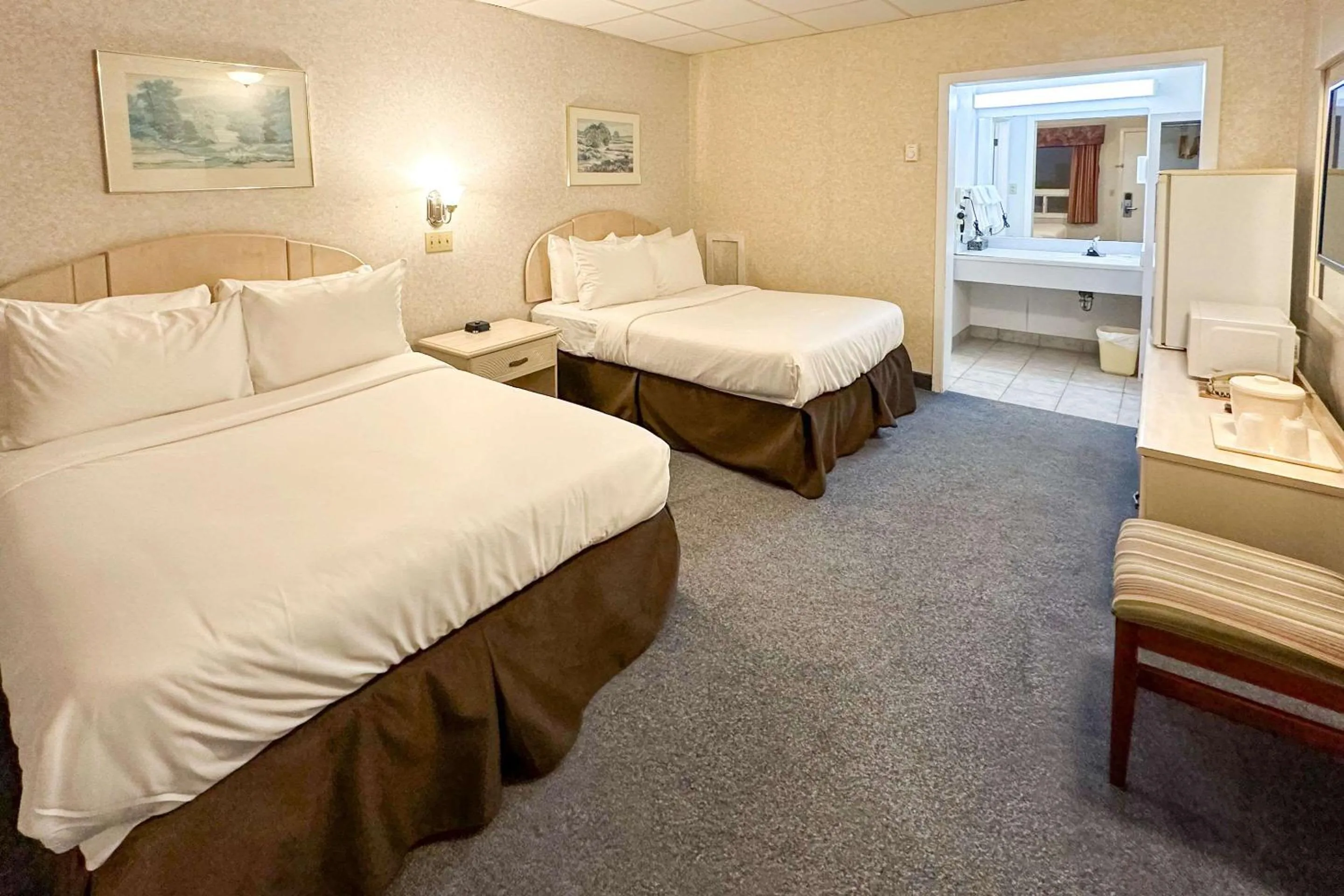 Bedroom in Canadas Best Value Inn & Suites Woodstock