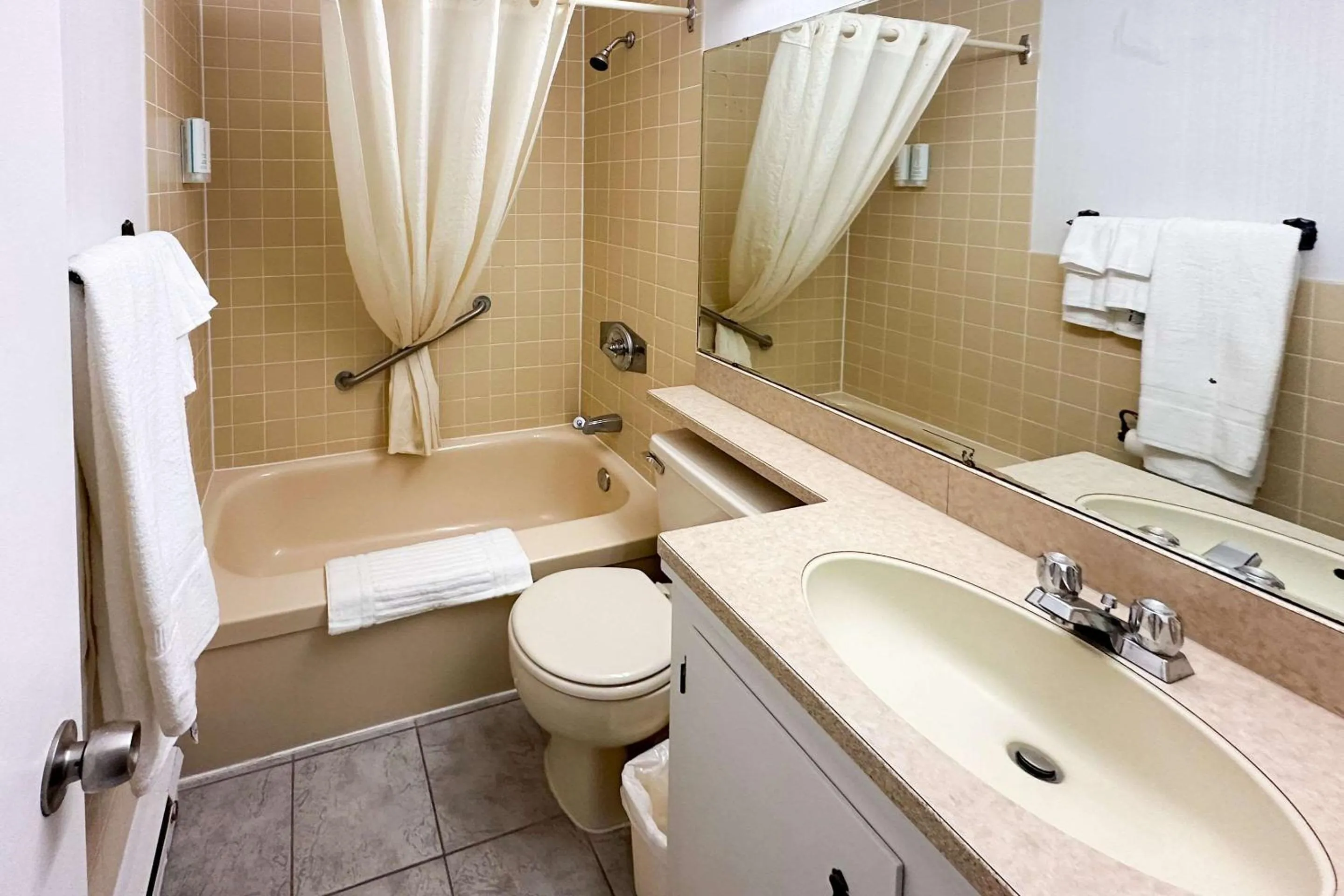 Bedroom, Bathroom in Canadas Best Value Inn & Suites Woodstock
