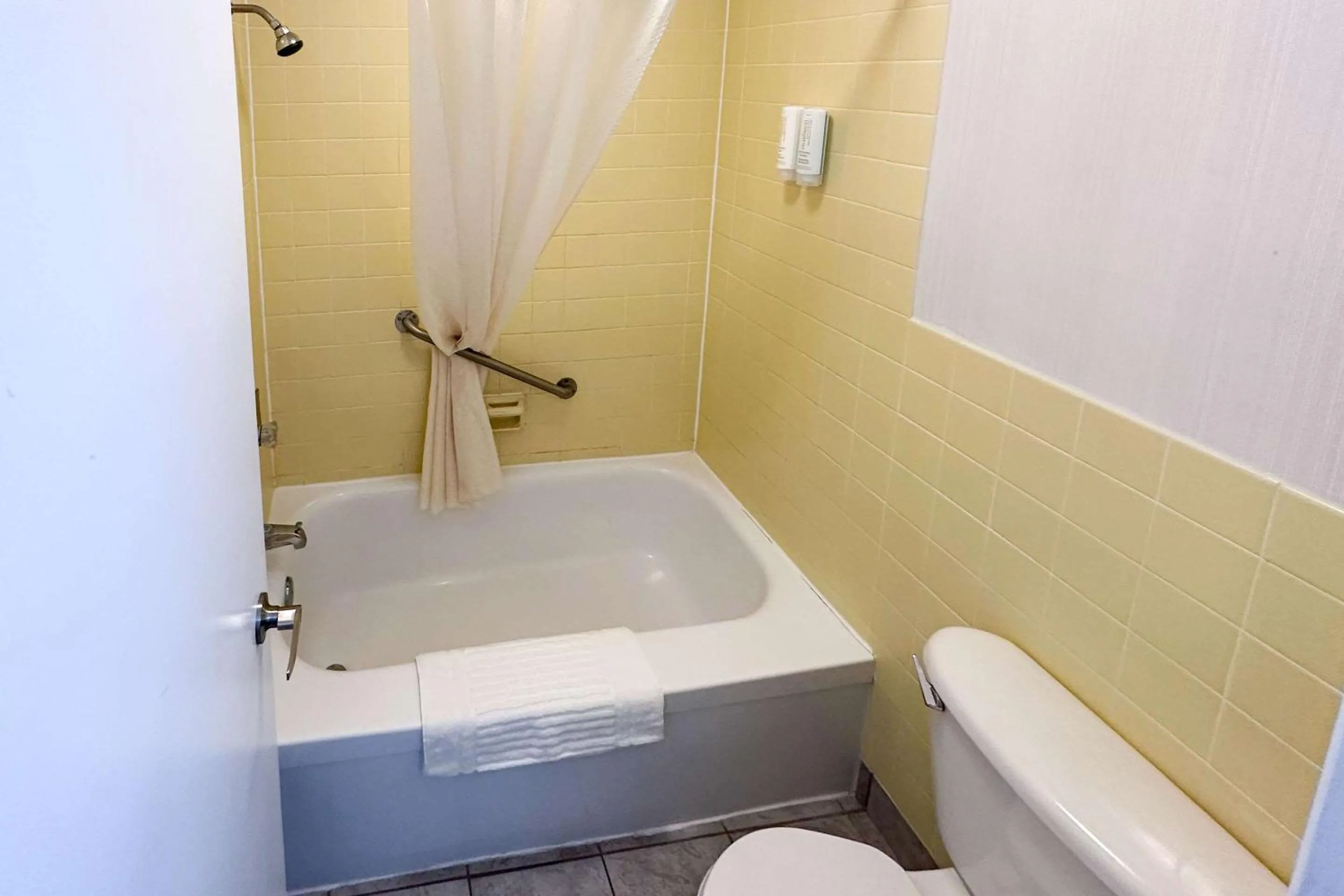 Bedroom, Bathroom in Canadas Best Value Inn & Suites Woodstock