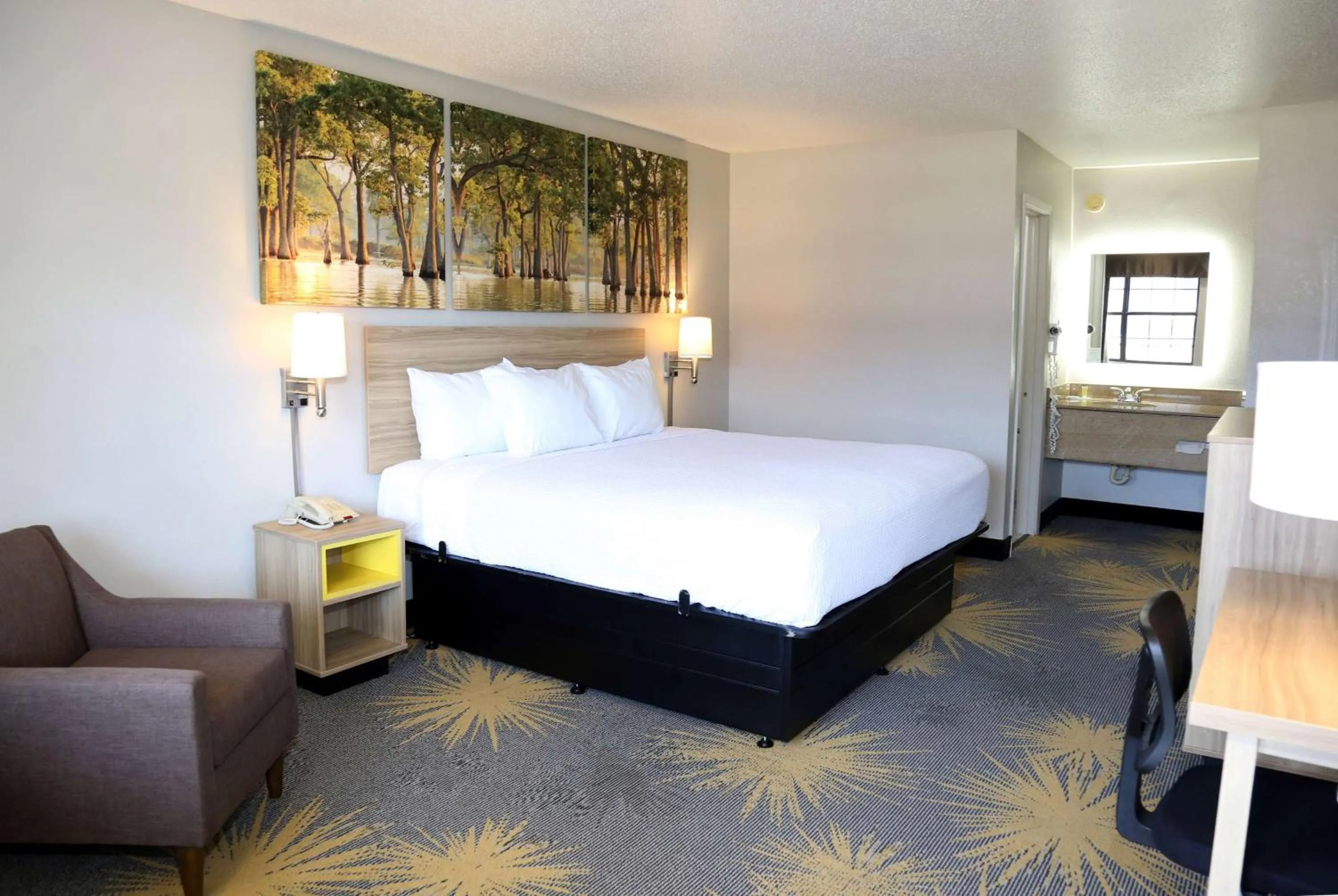 Photo of the whole room, Bed in Days Inn by Wyndham Monroe, Louisiana