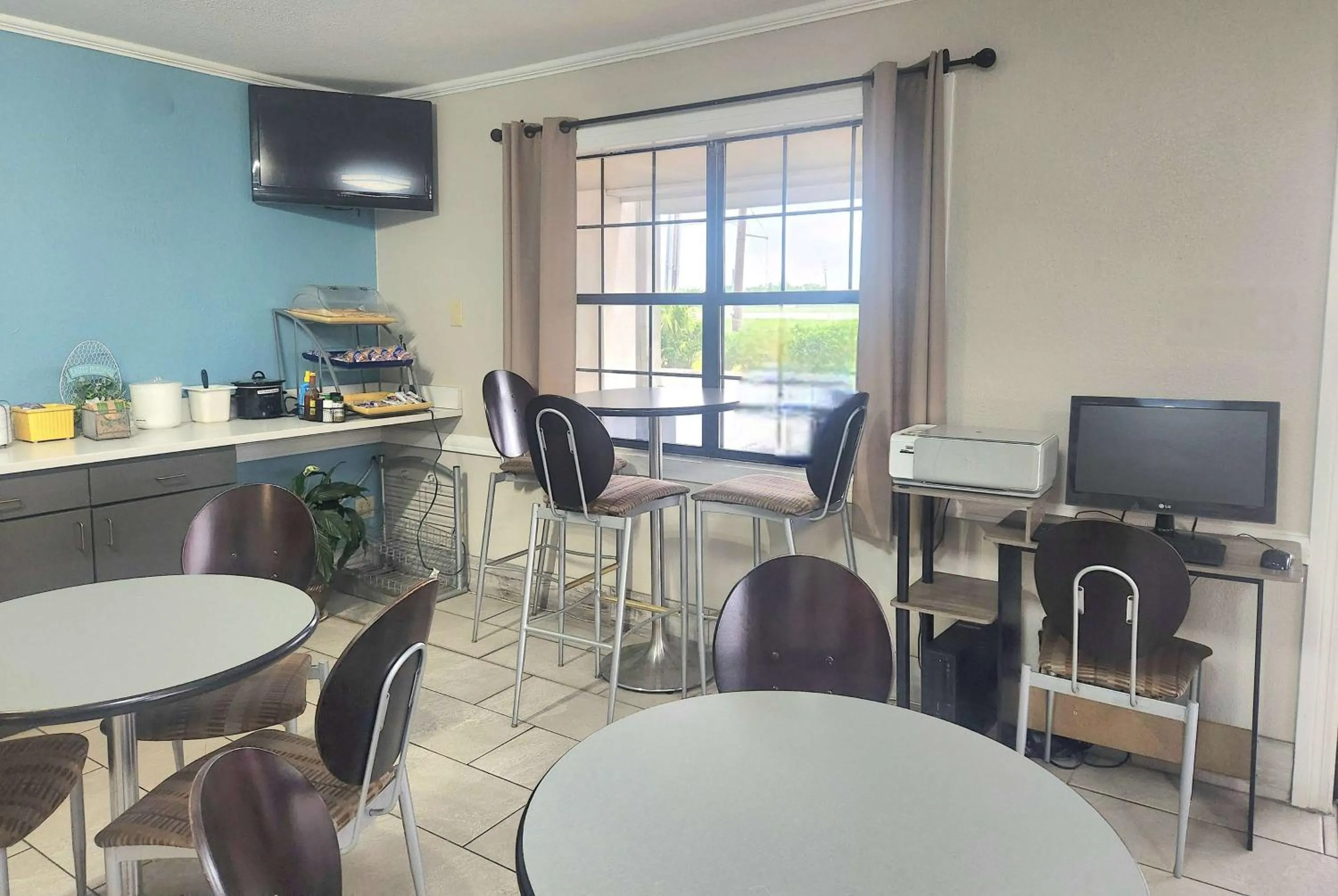 Restaurant/places to eat in Days Inn by Wyndham Monroe, Louisiana