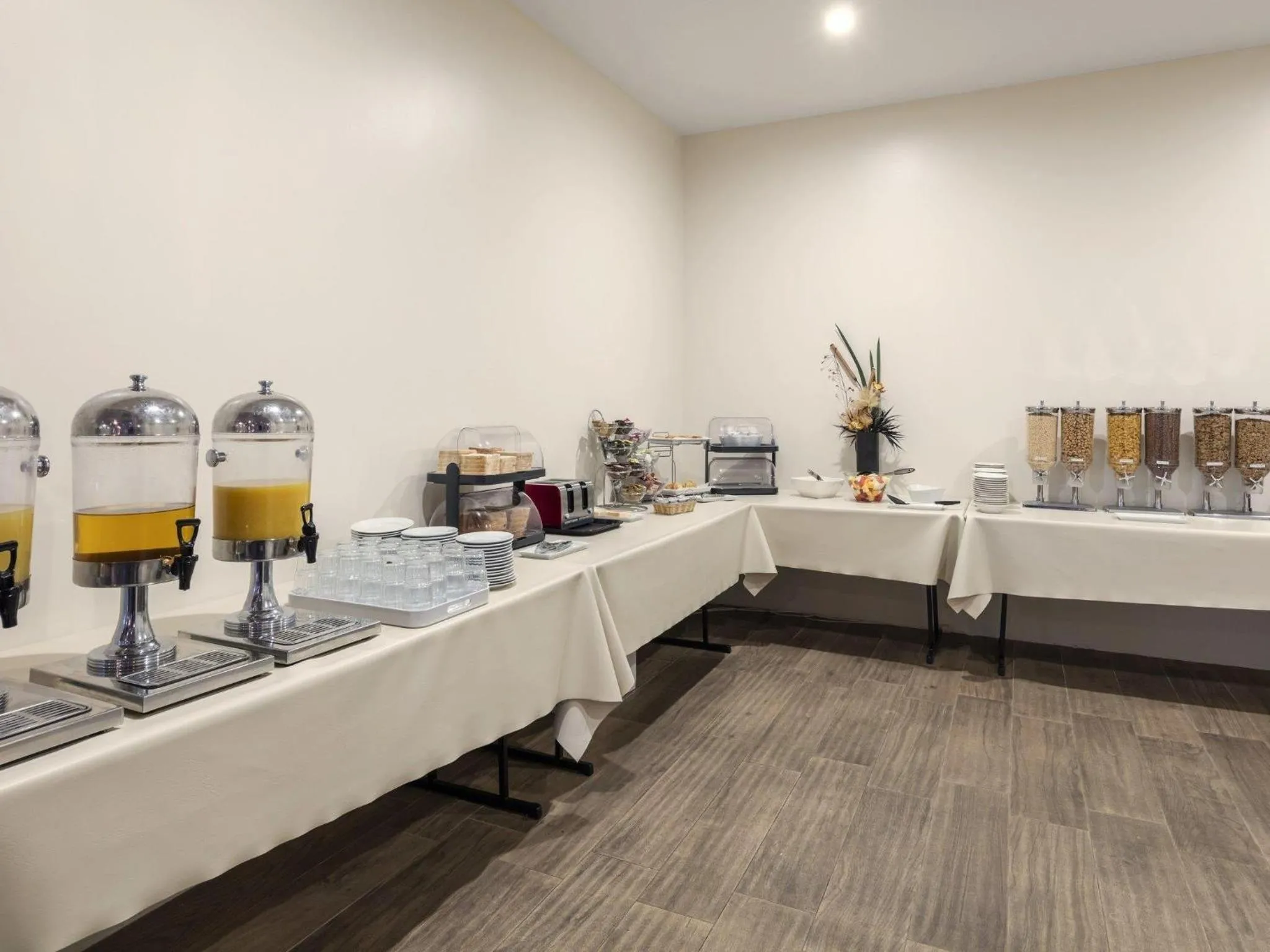 Restaurant/places to eat in Mercure Goulburn