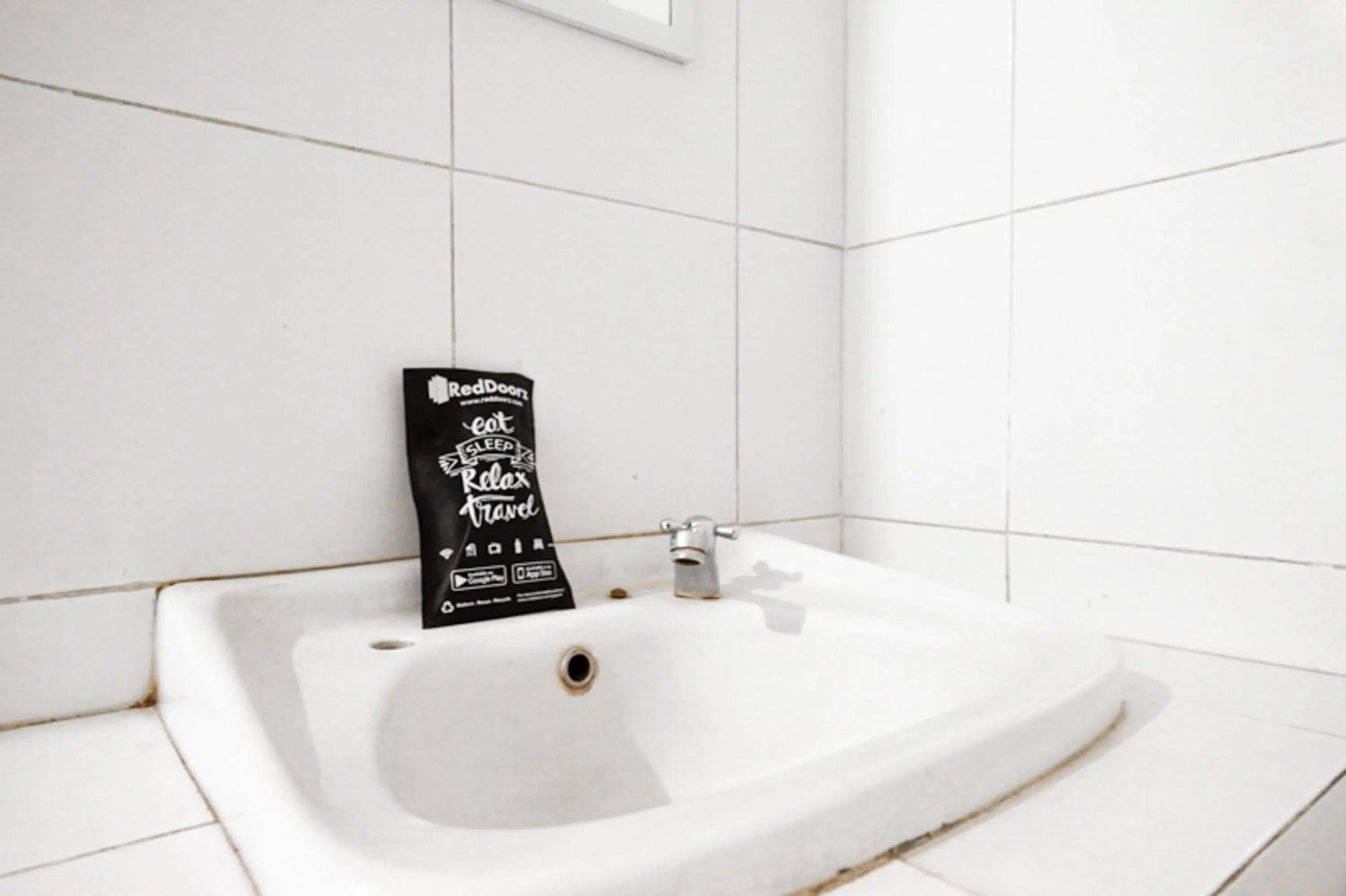 Bathroom in RedDoorz @ Hotel Citra Indah