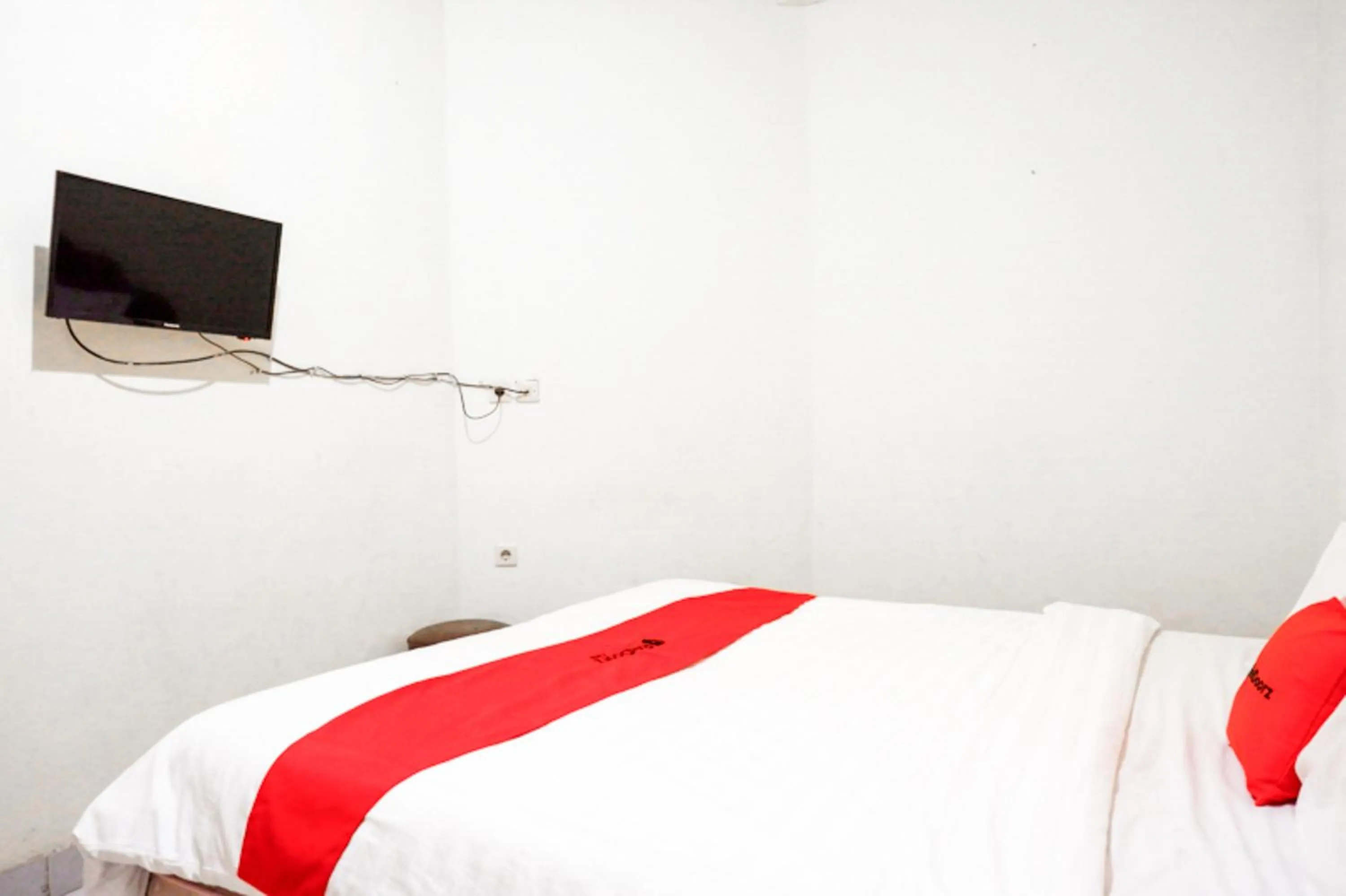 Bedroom, Bed in RedDoorz @ Hotel Citra Indah