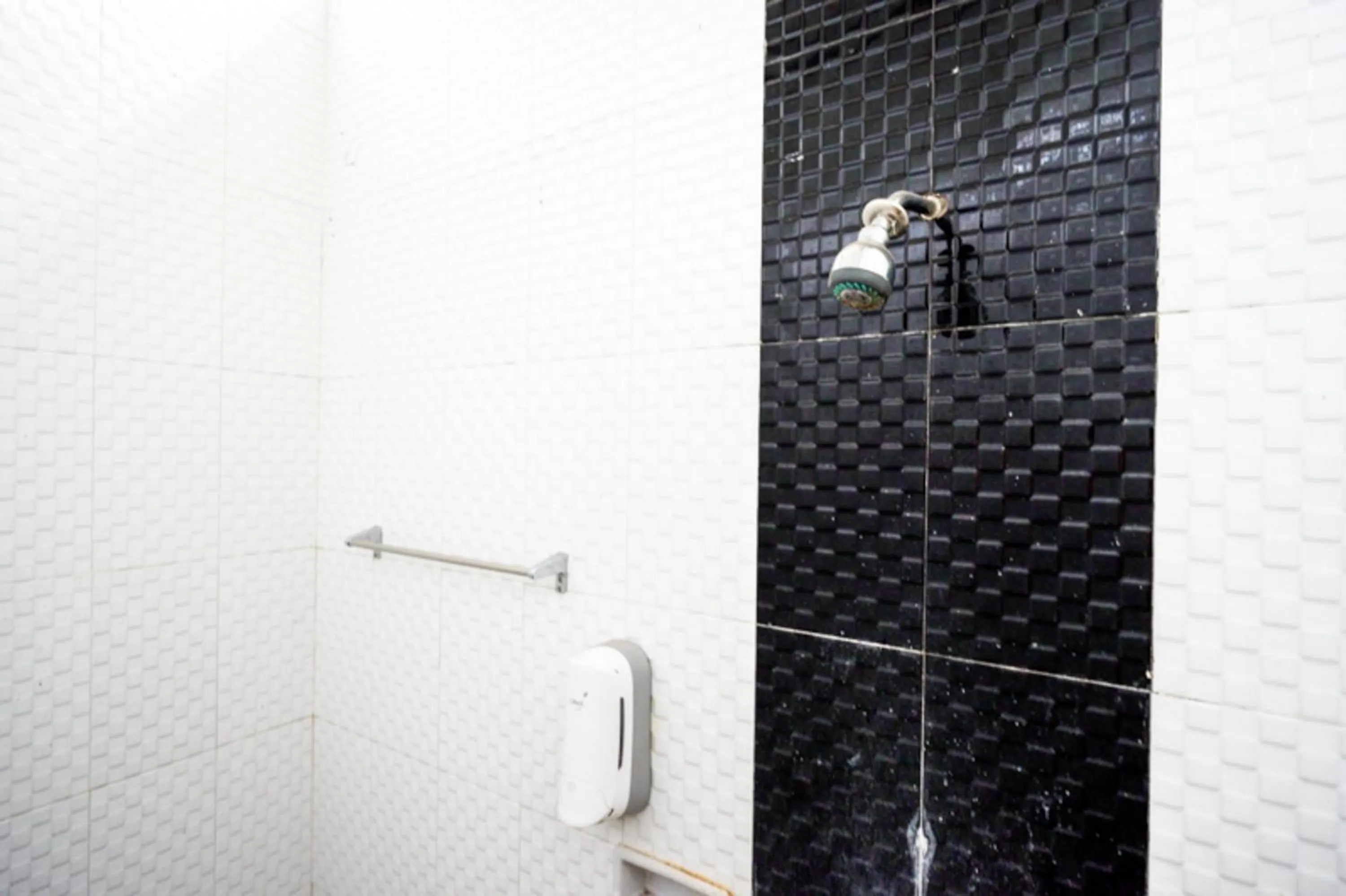 Bathroom in RedDoorz @ Hotel Citra Indah