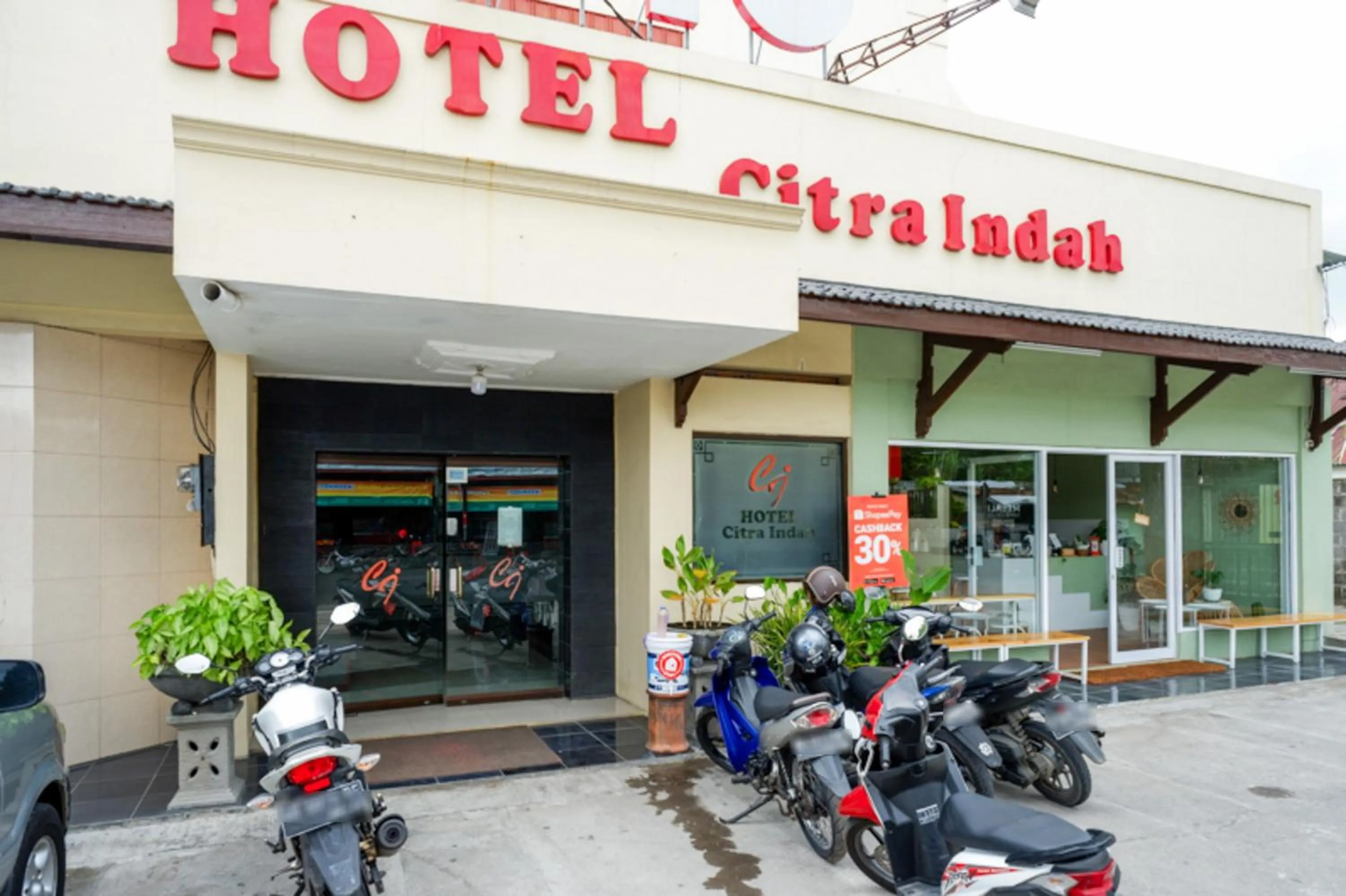 Facade/entrance in RedDoorz @ Hotel Citra Indah