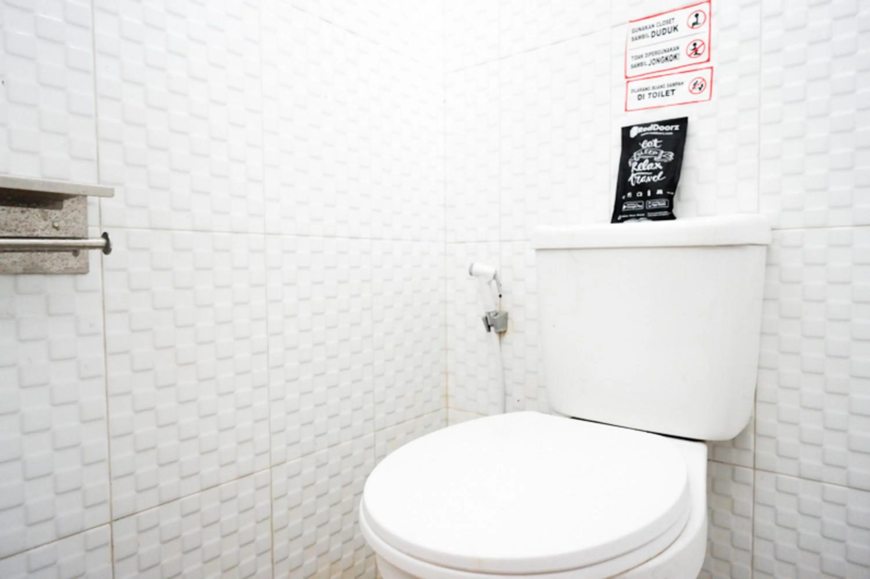 Bathroom in RedDoorz @ Hotel Citra Indah