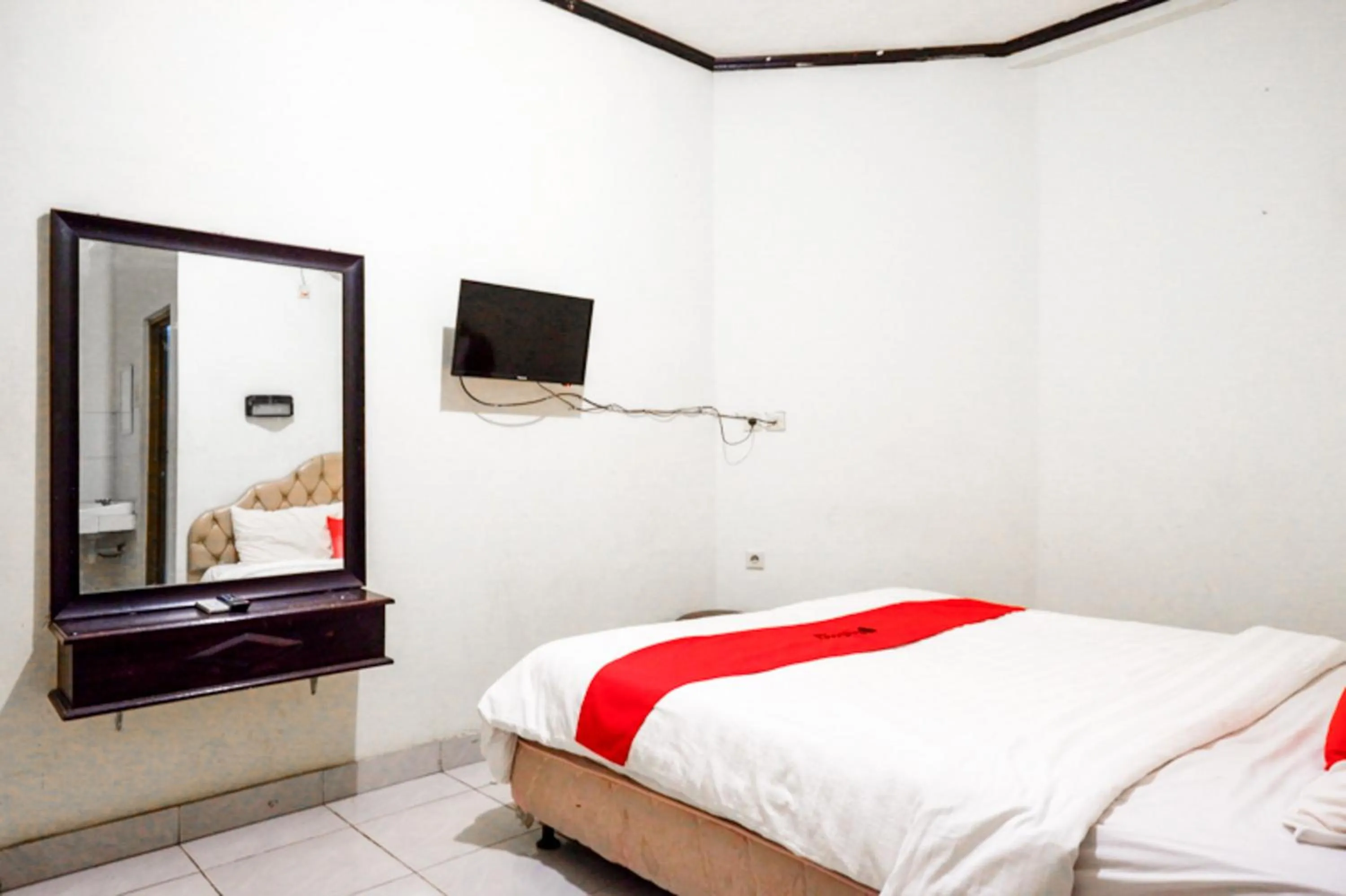Bedroom, Bed in RedDoorz @ Hotel Citra Indah