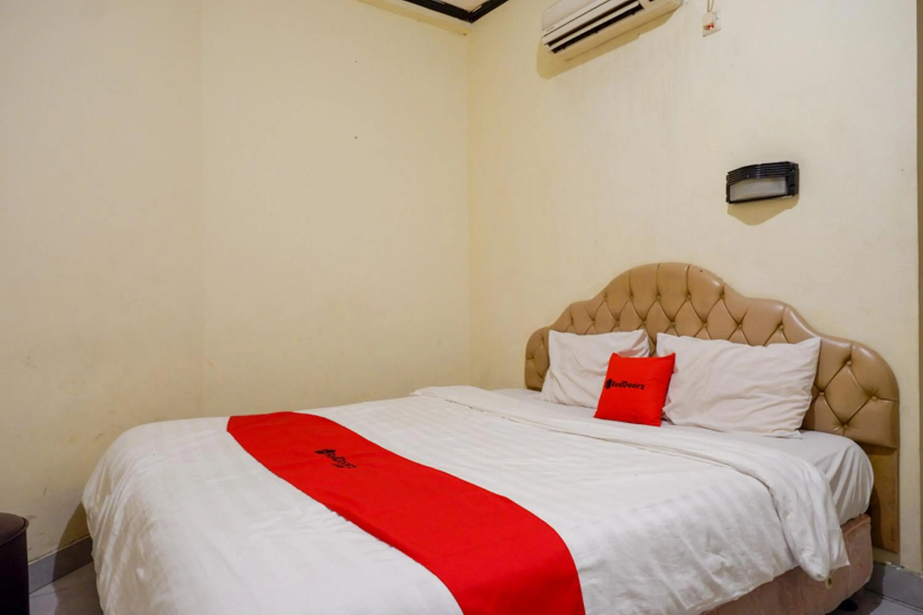 Bedroom, Bed in RedDoorz @ Hotel Citra Indah