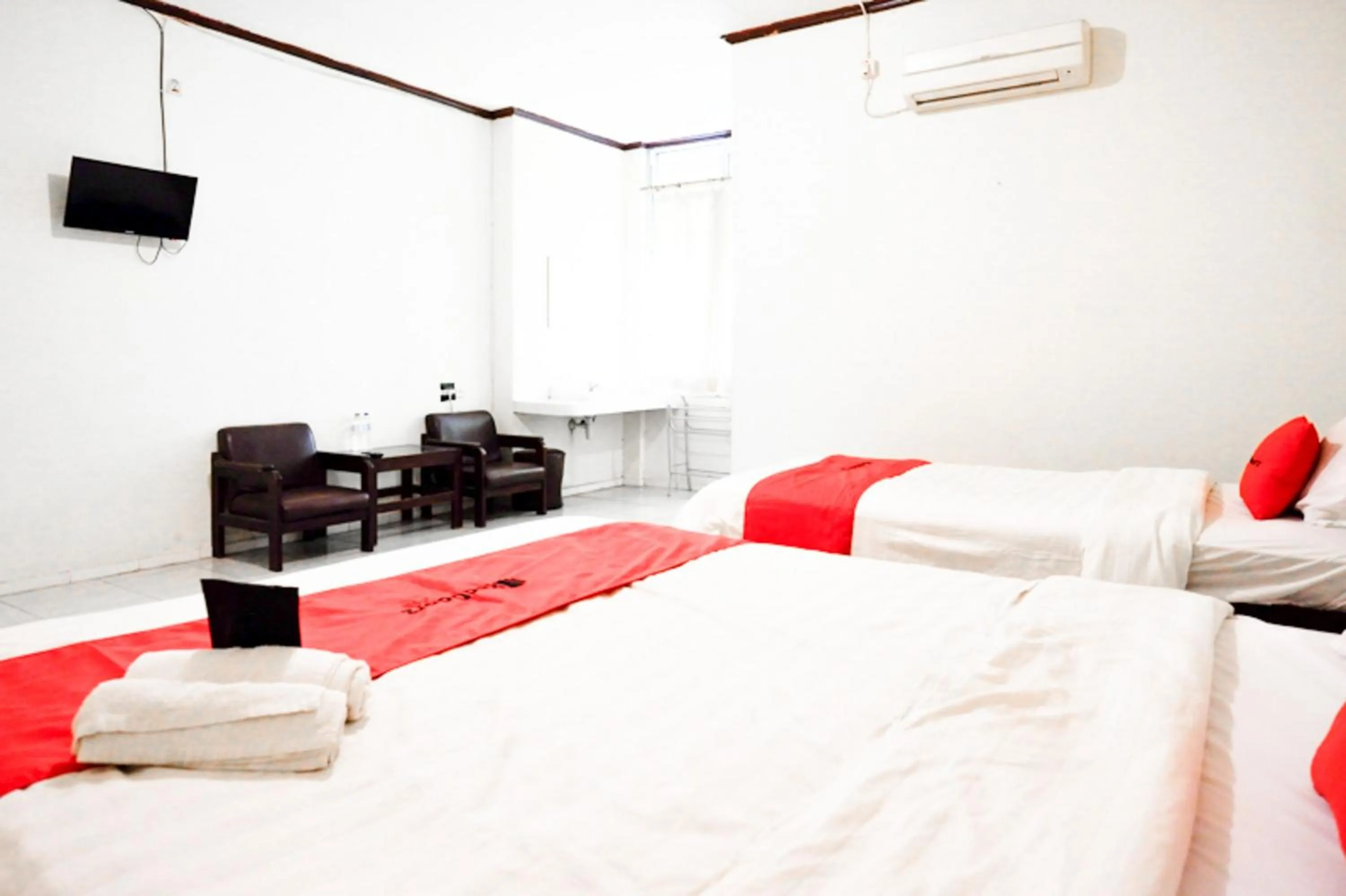 Bedroom, Bed in RedDoorz @ Hotel Citra Indah