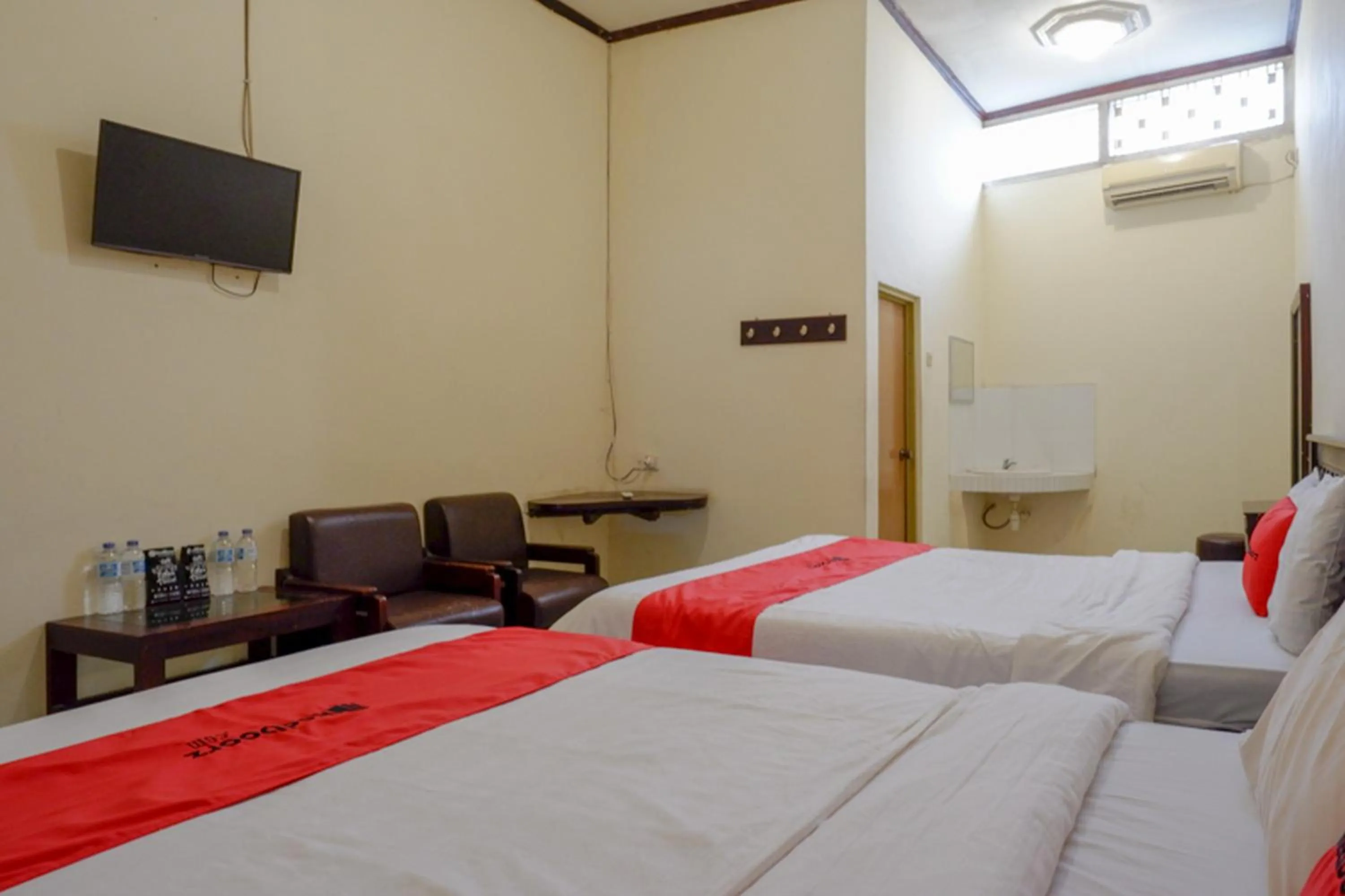 Photo of the whole room, Bed in RedDoorz @ Hotel Citra Indah