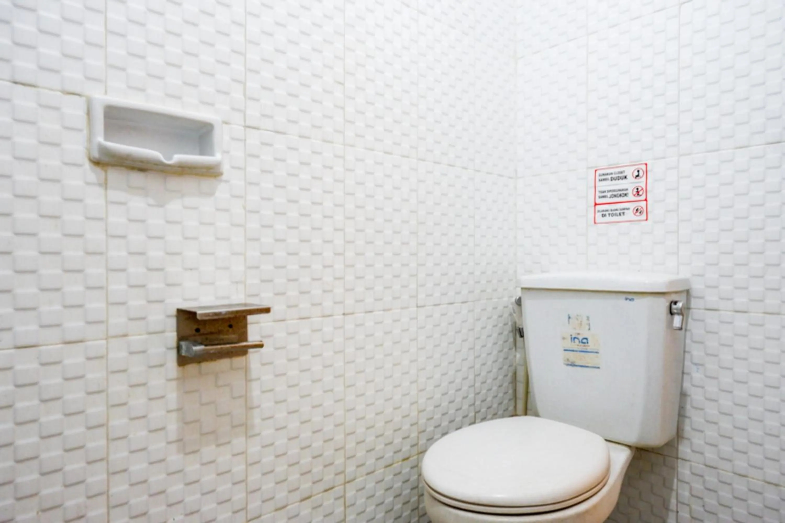 Bathroom in RedDoorz @ Hotel Citra Indah