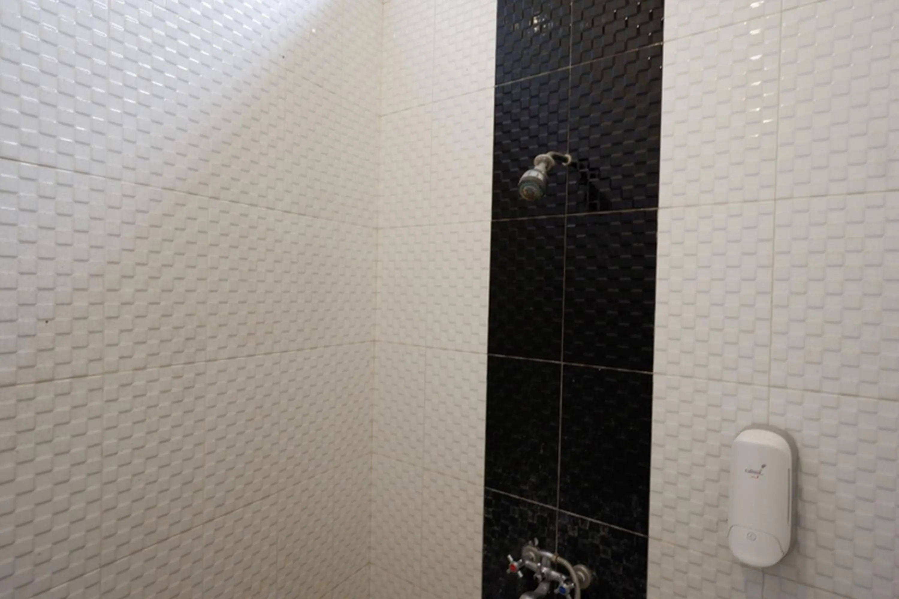 Bathroom in RedDoorz @ Hotel Citra Indah