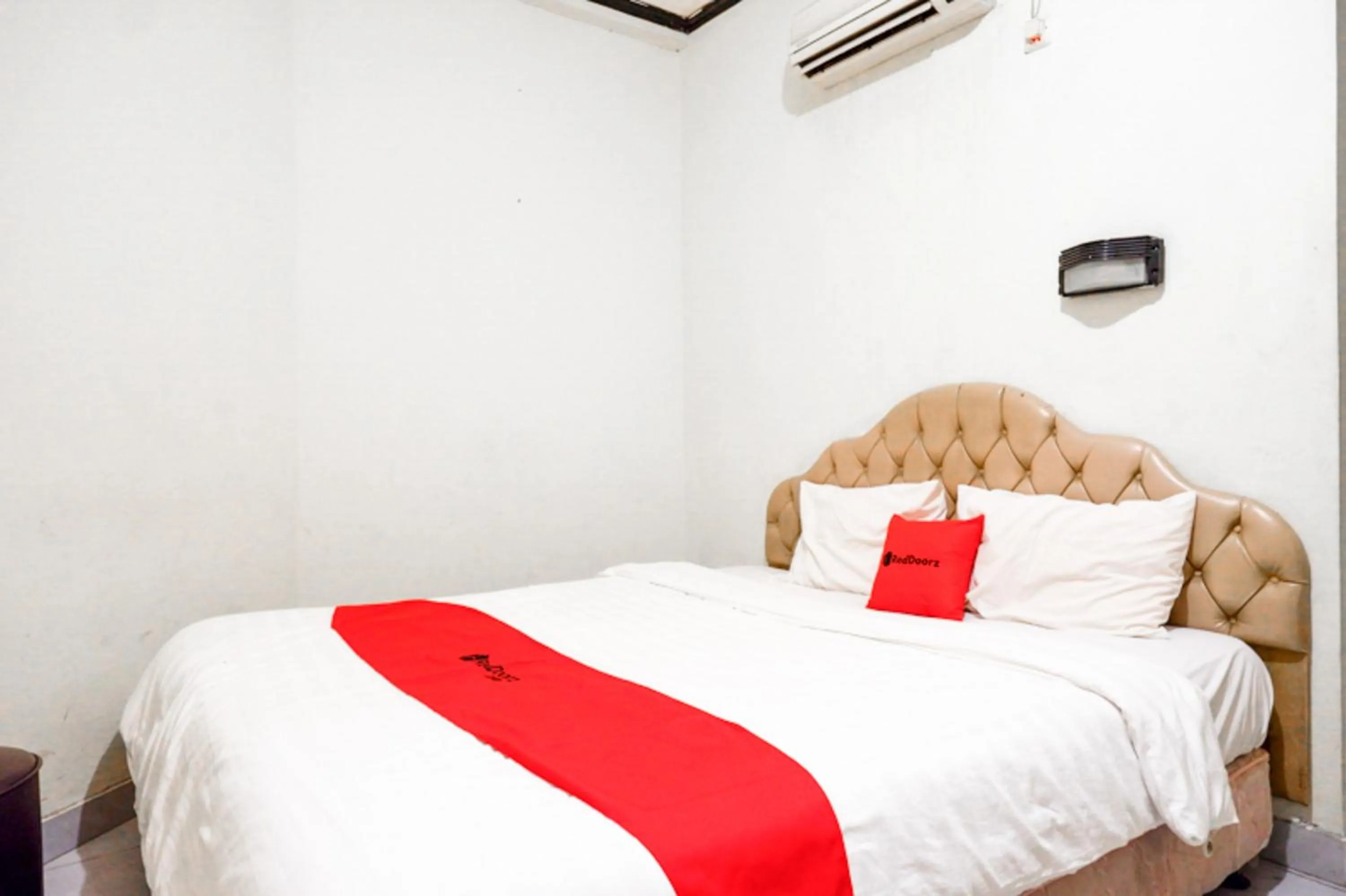 Bedroom, Bed in RedDoorz @ Hotel Citra Indah