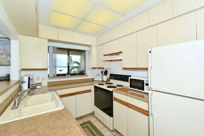 Kitchen or kitchenette in Bay Winds113 Home