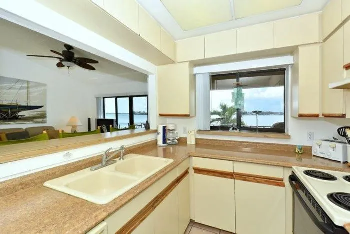 Kitchen or kitchenette in Bay Winds113 Home