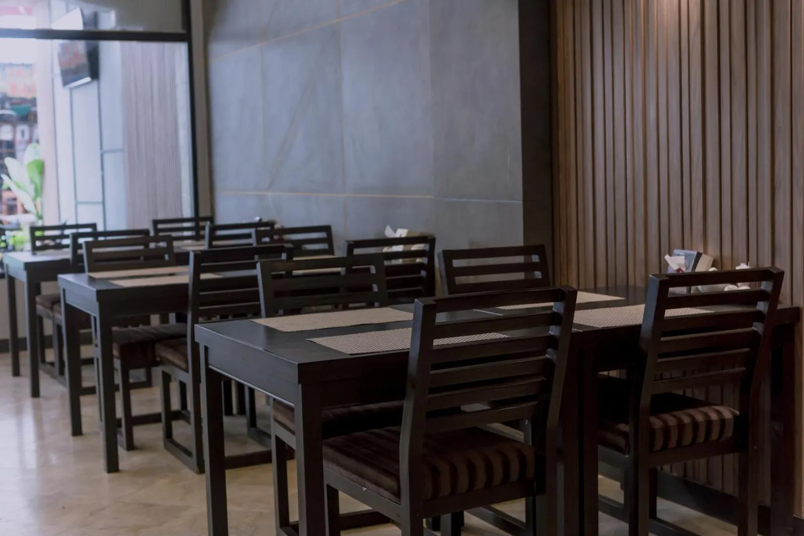 Restaurant/places to eat in Maxim's Inn