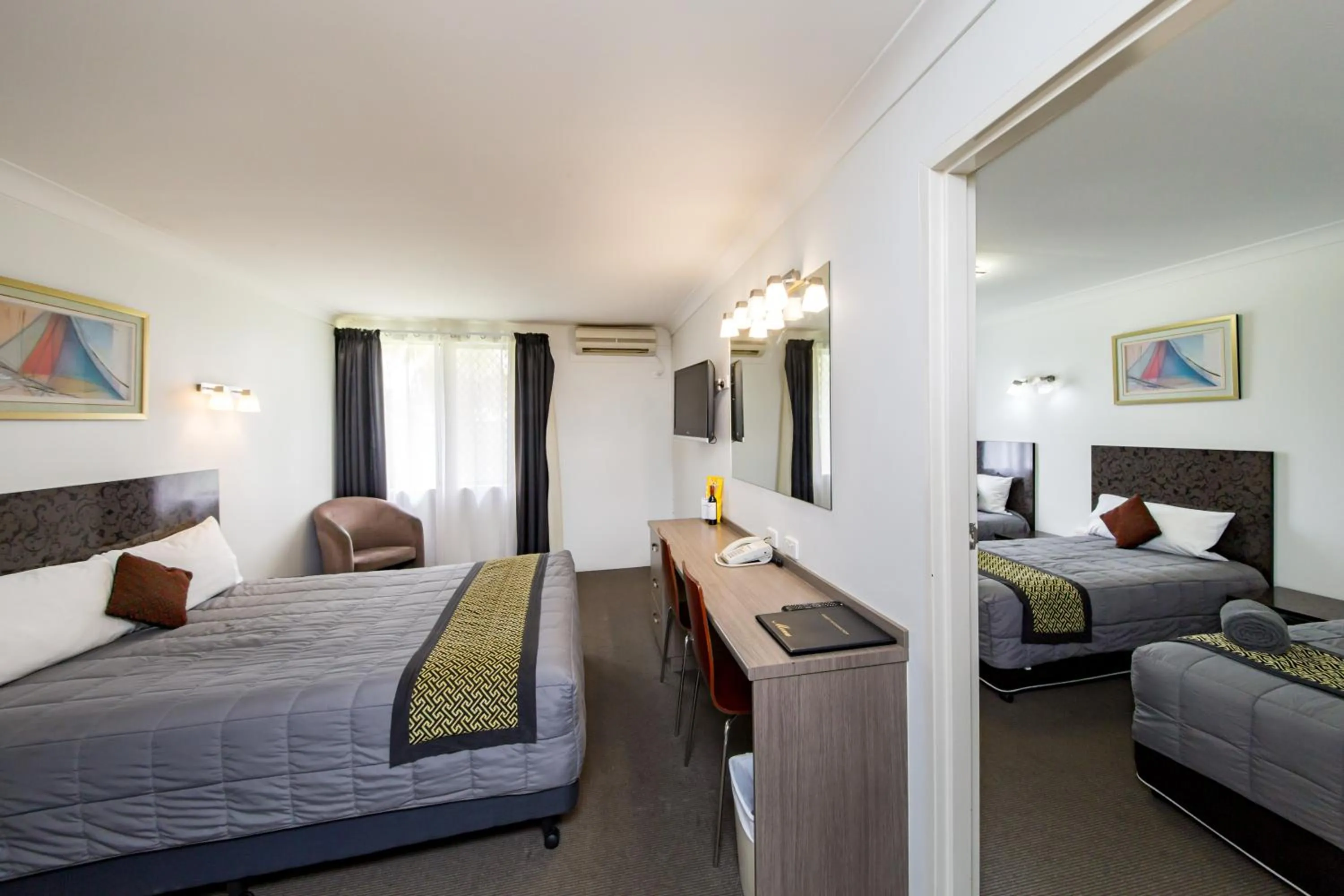 Bed in Burke & Wills Motor Inn