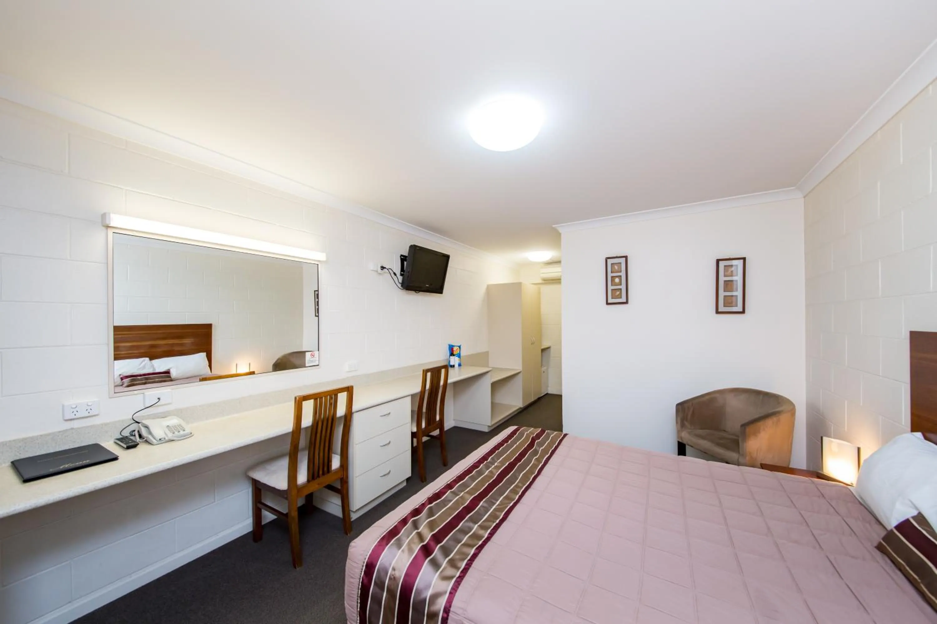 Bed in Burke & Wills Motor Inn