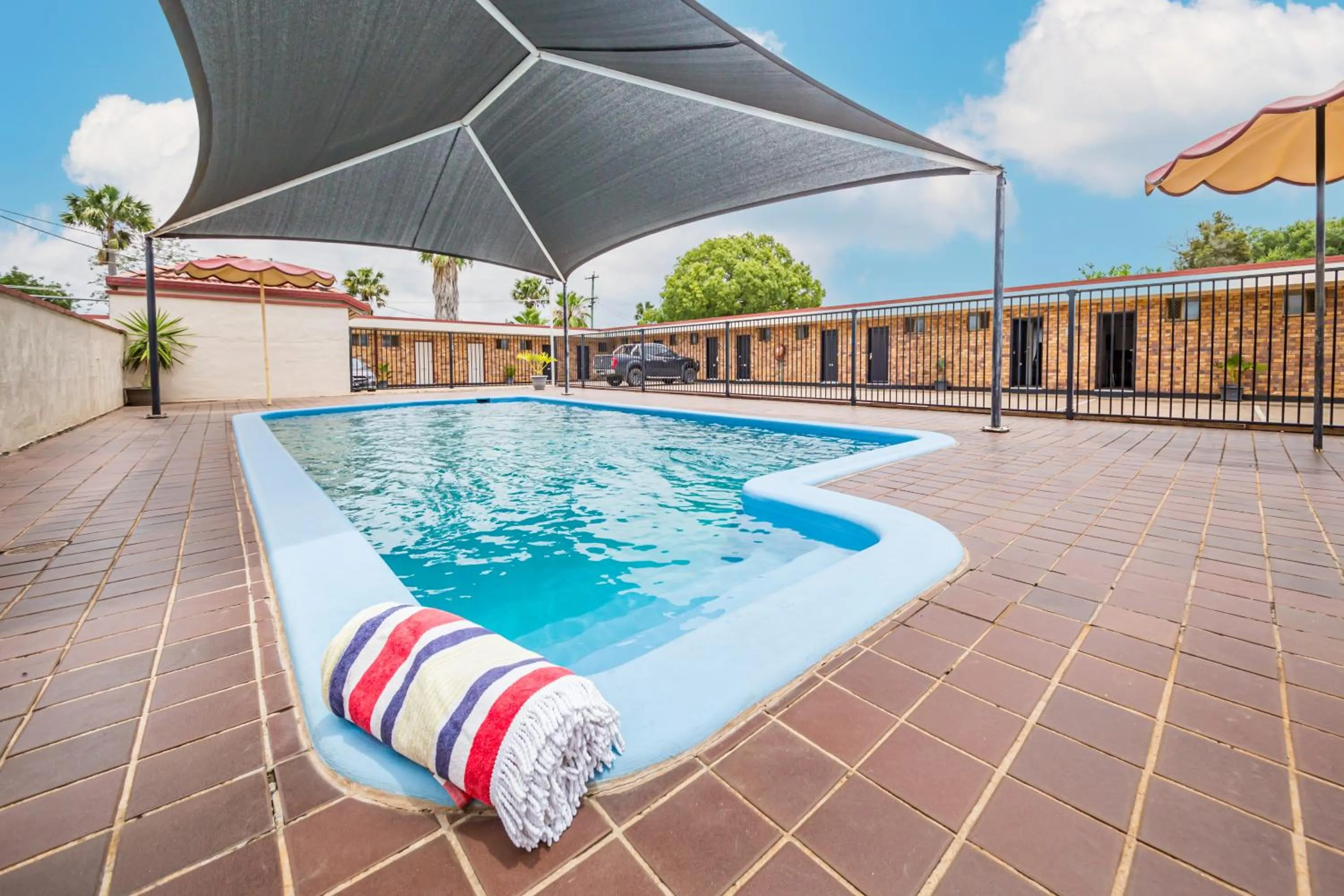 Swimming pool in Burke & Wills Motor Inn