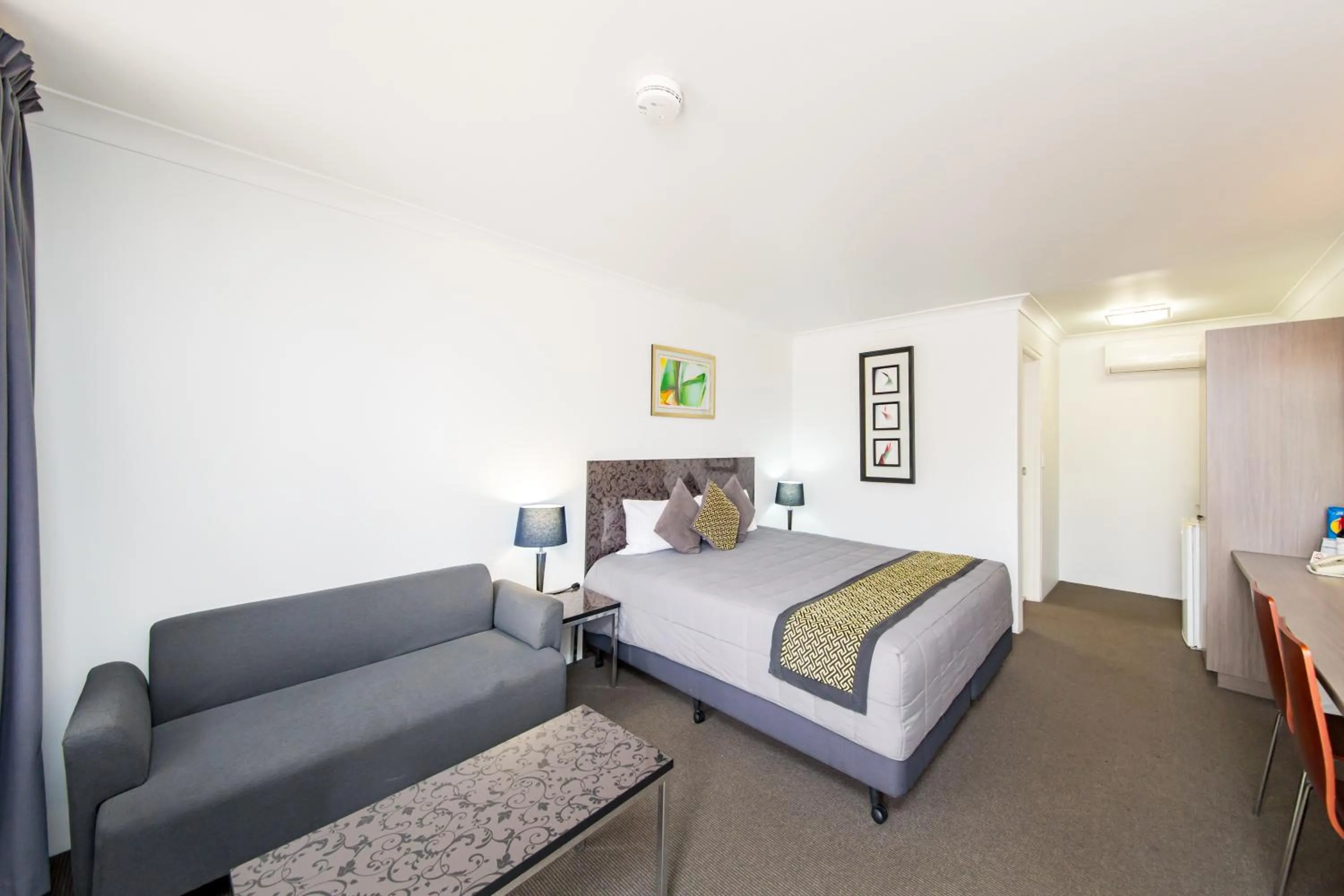 Bed in Burke & Wills Motor Inn