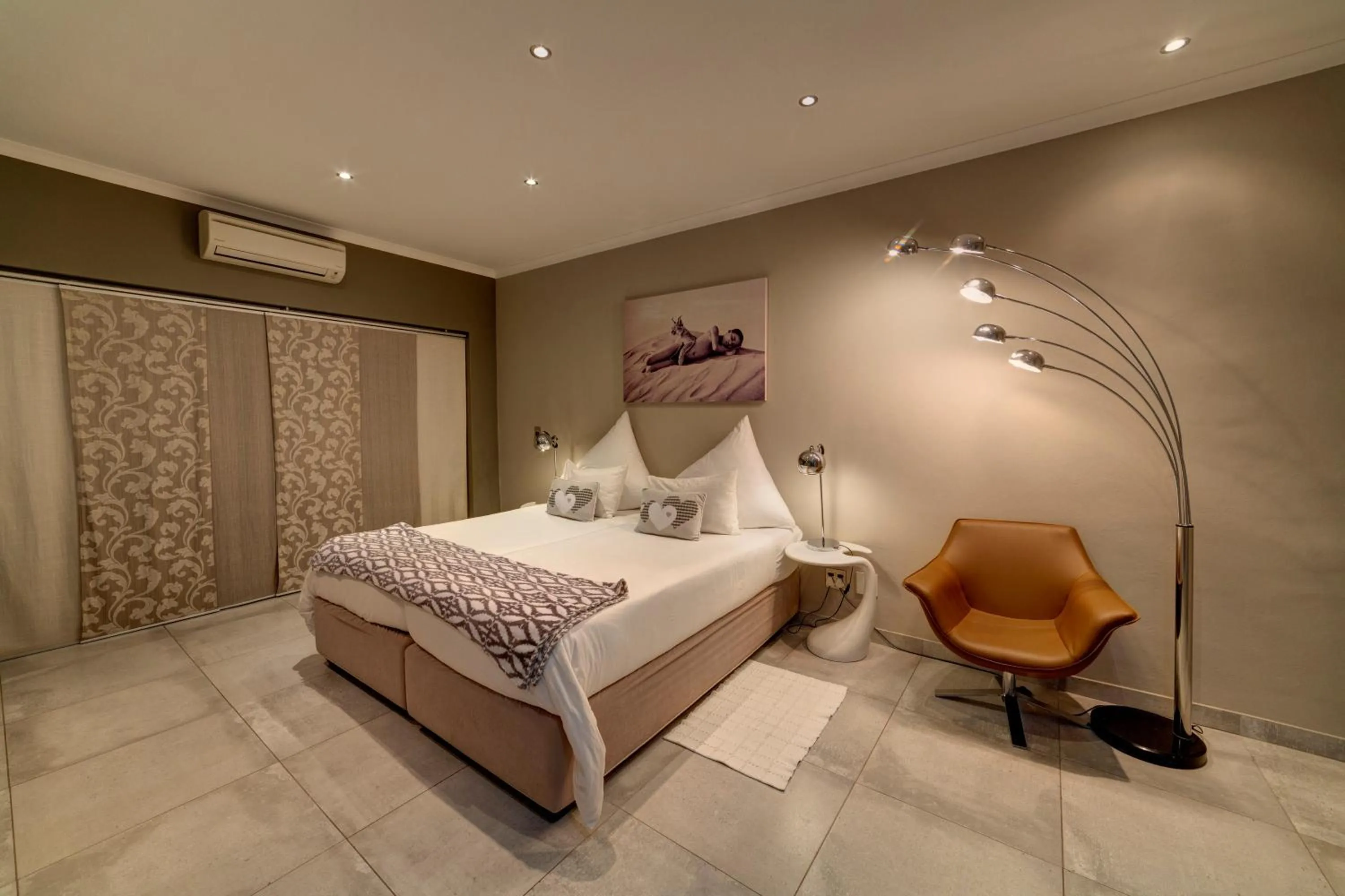 Photo of the whole room, Bed in Na’ankusê @ Utopia