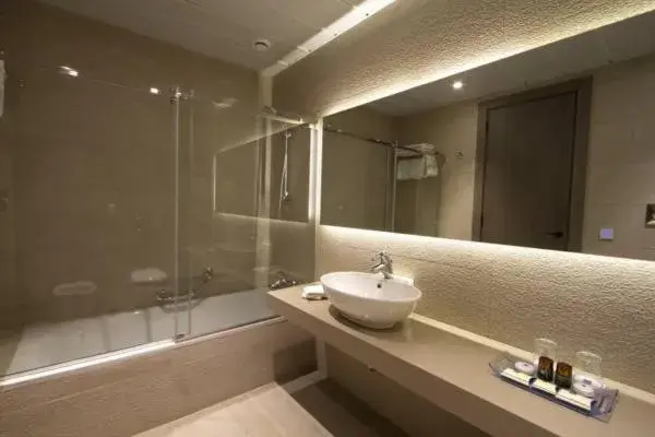 Deluxe Double or Twin Room with Pool View - single occupancy in Promenade Hotel Deluxe Double or Twin Room with Pool View - single occupancy in Promenade Hotel