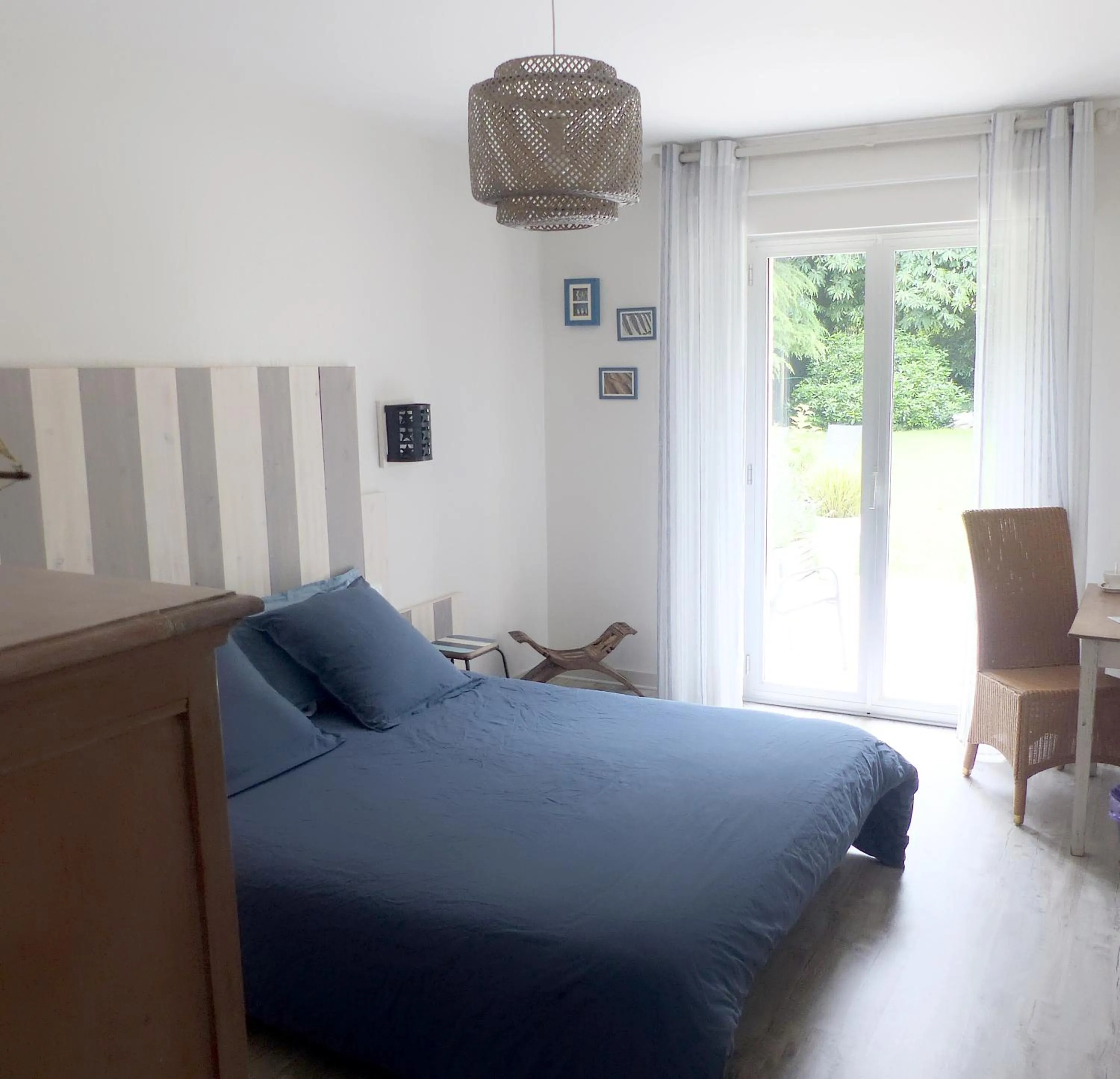 Photo of the whole room, Bed in Ailes et Iles