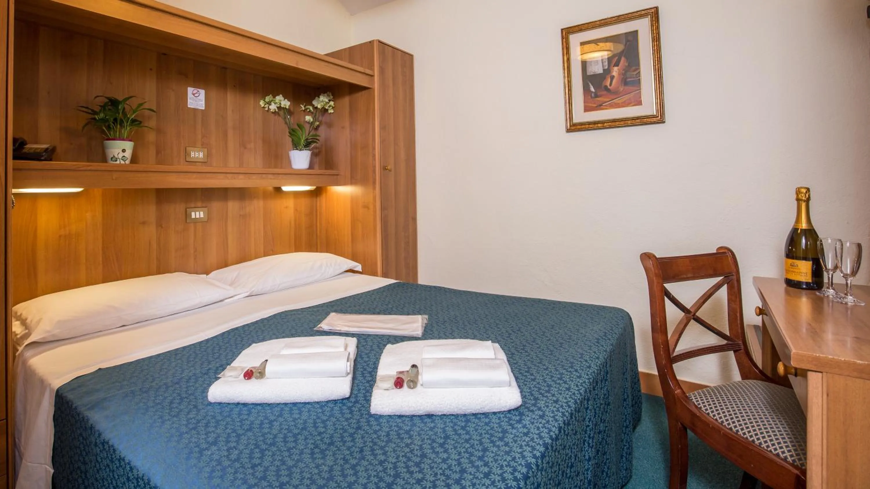 Photo of the whole room, Bed in Hotel Trastevere