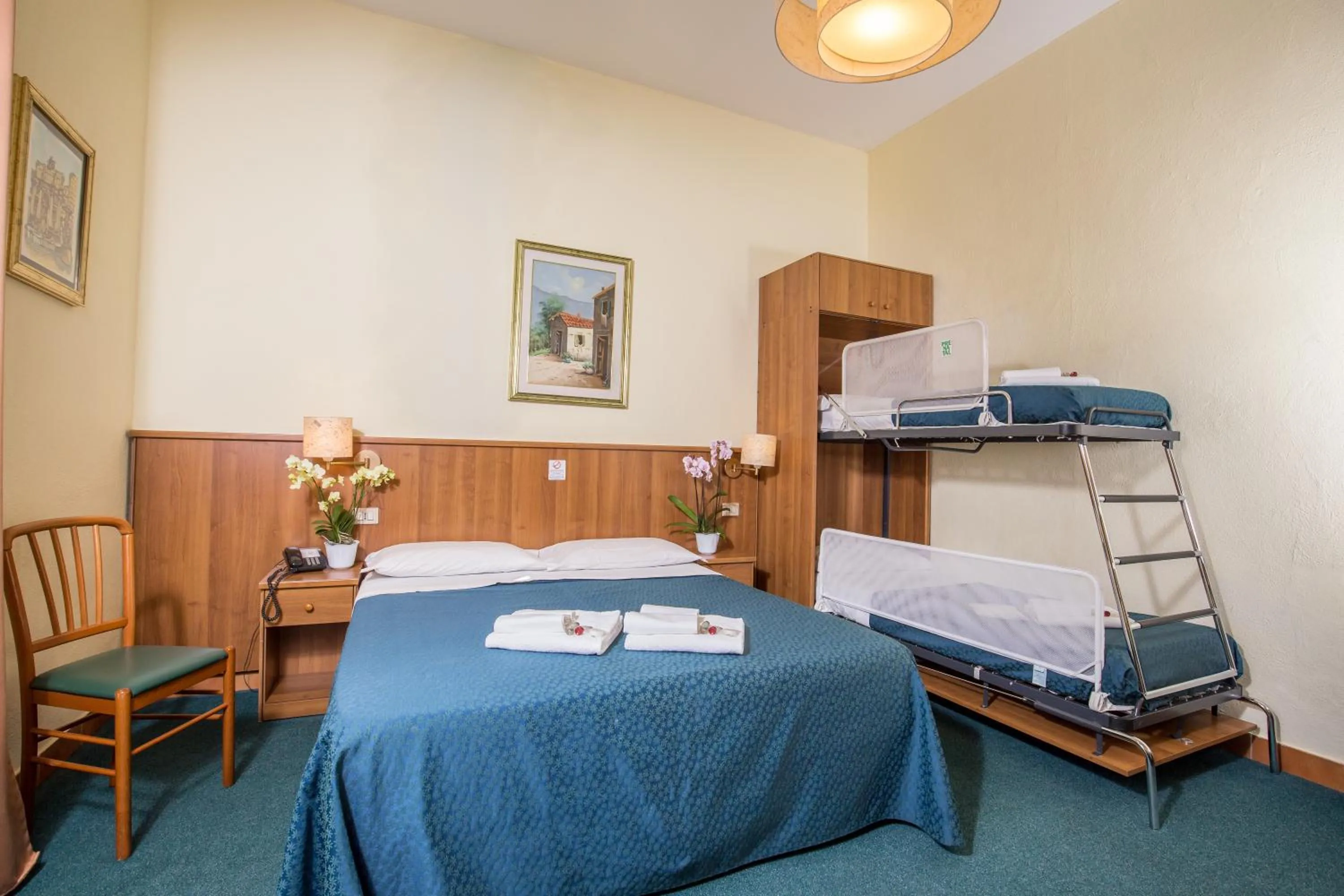 Photo of the whole room, Bed in Hotel Trastevere