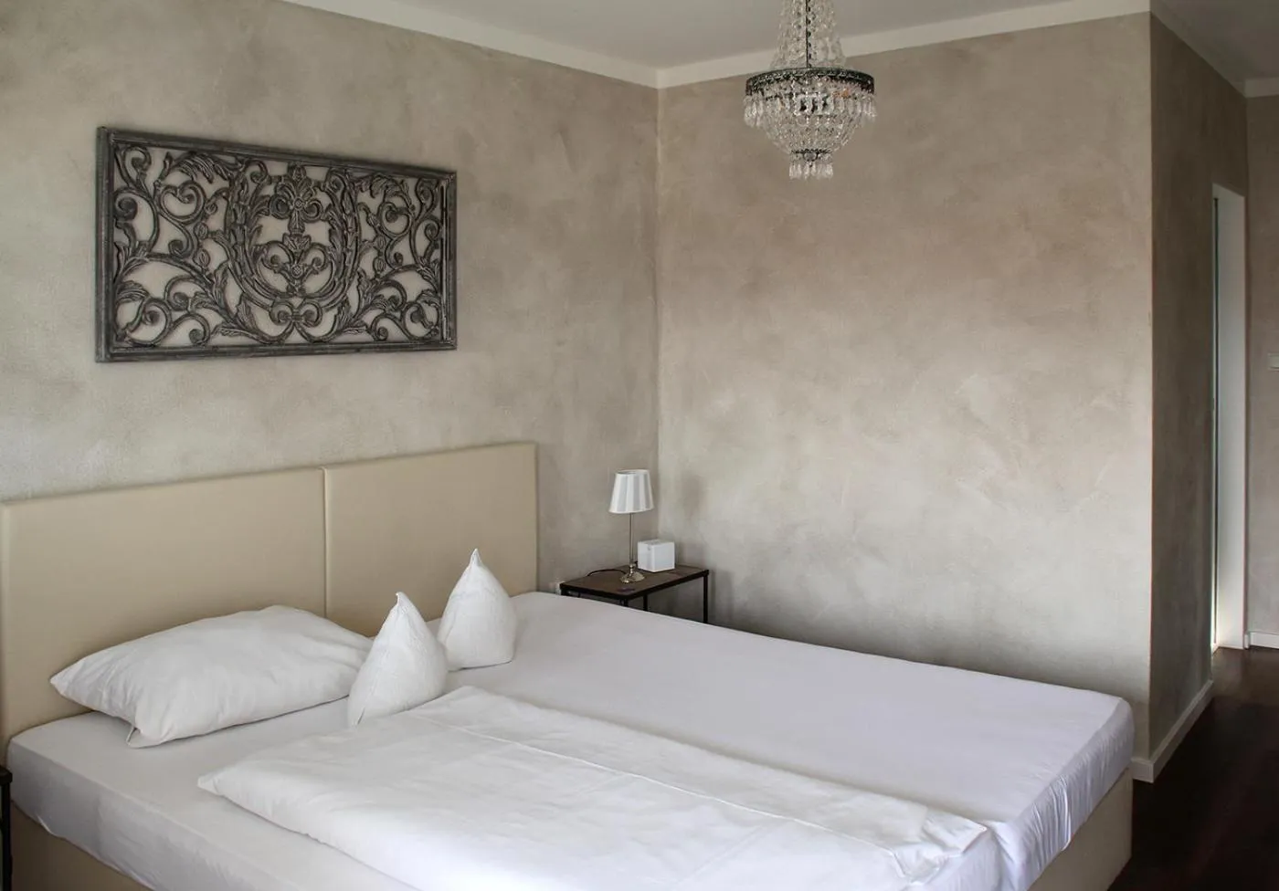 Photo of the whole room, Bed in Hotel zur Sonne