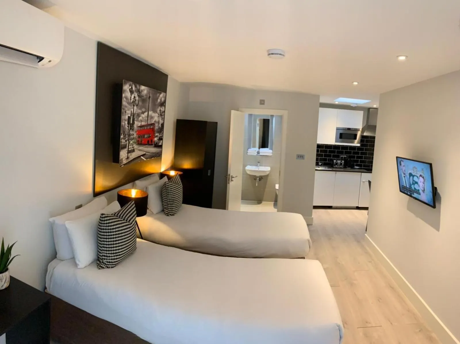 Photo of the whole room in W6 Hotel